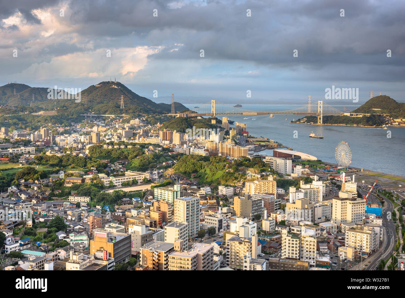 Shimonoseki, le Japon sur le détroit de Kanmon skyline. Banque D'Images