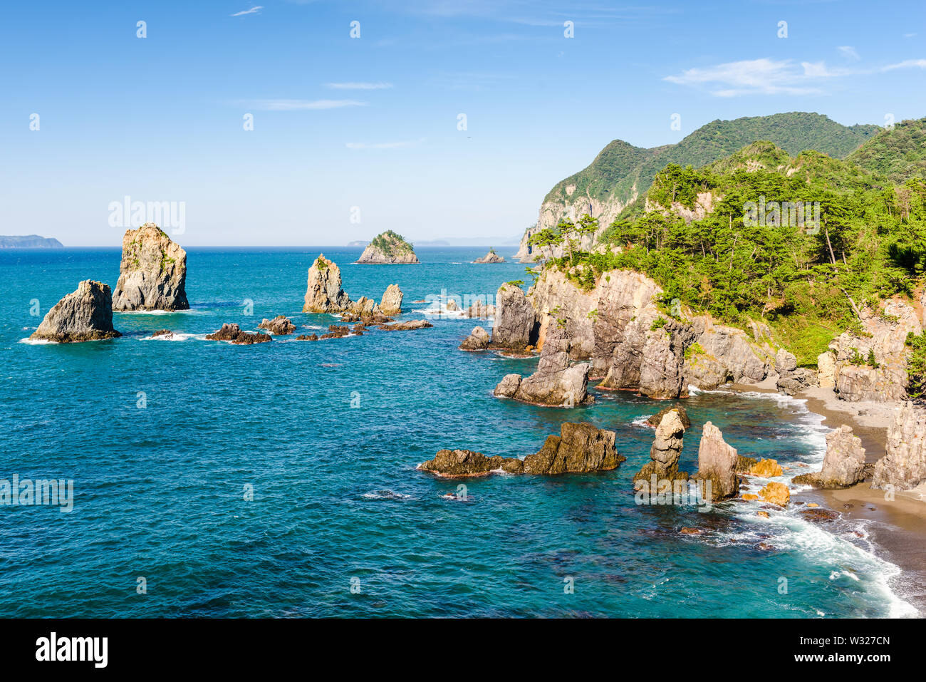 L'Île Omijima, Yamaguchi, Japon côte rocheuse sur la mer du Japon. Banque D'Images