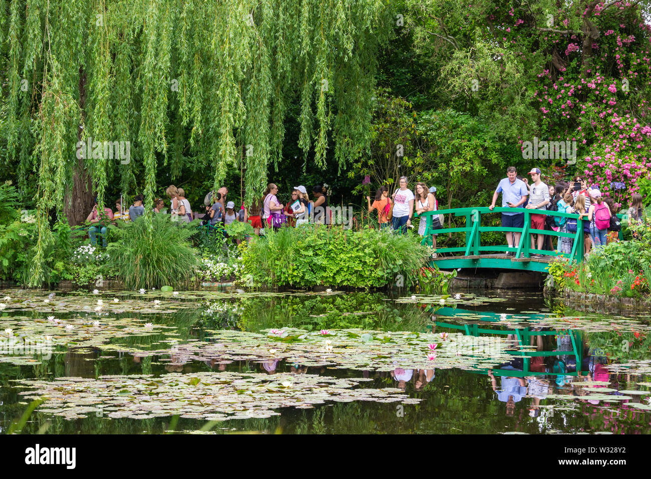 Les touristes ou les visiteurs dans le jardin de Claude Monet, Giverny, Musée de France. Banque D'Images