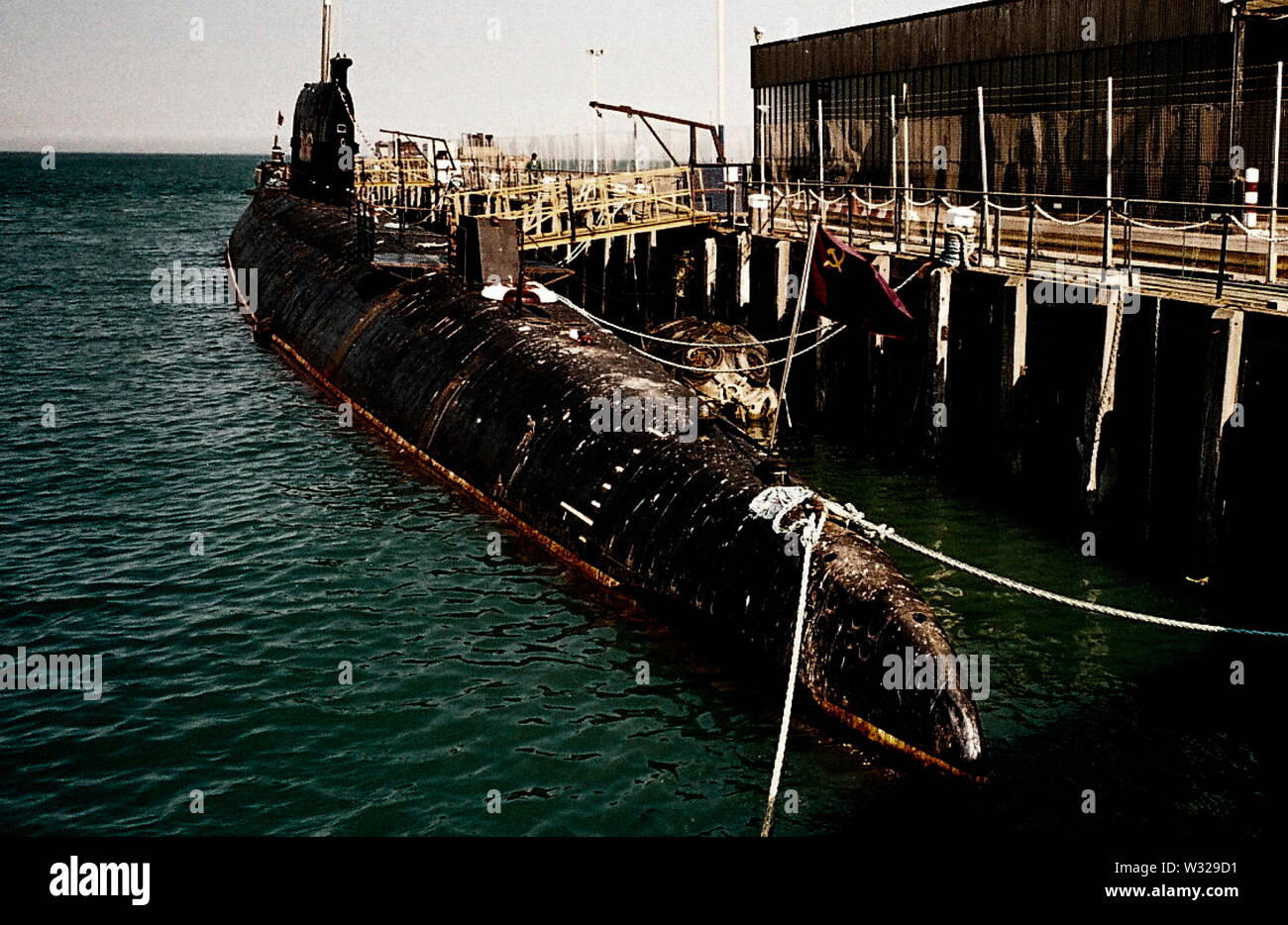 AJAXNETPHOTO. L'année 2001. FOLKESTONE, ENGLAND. - Sous-marin russe AMARRÉ DANS LE PORT. photo:JONATHAN EASTLAND/AJAX REF : TC4897__33 32A Banque D'Images