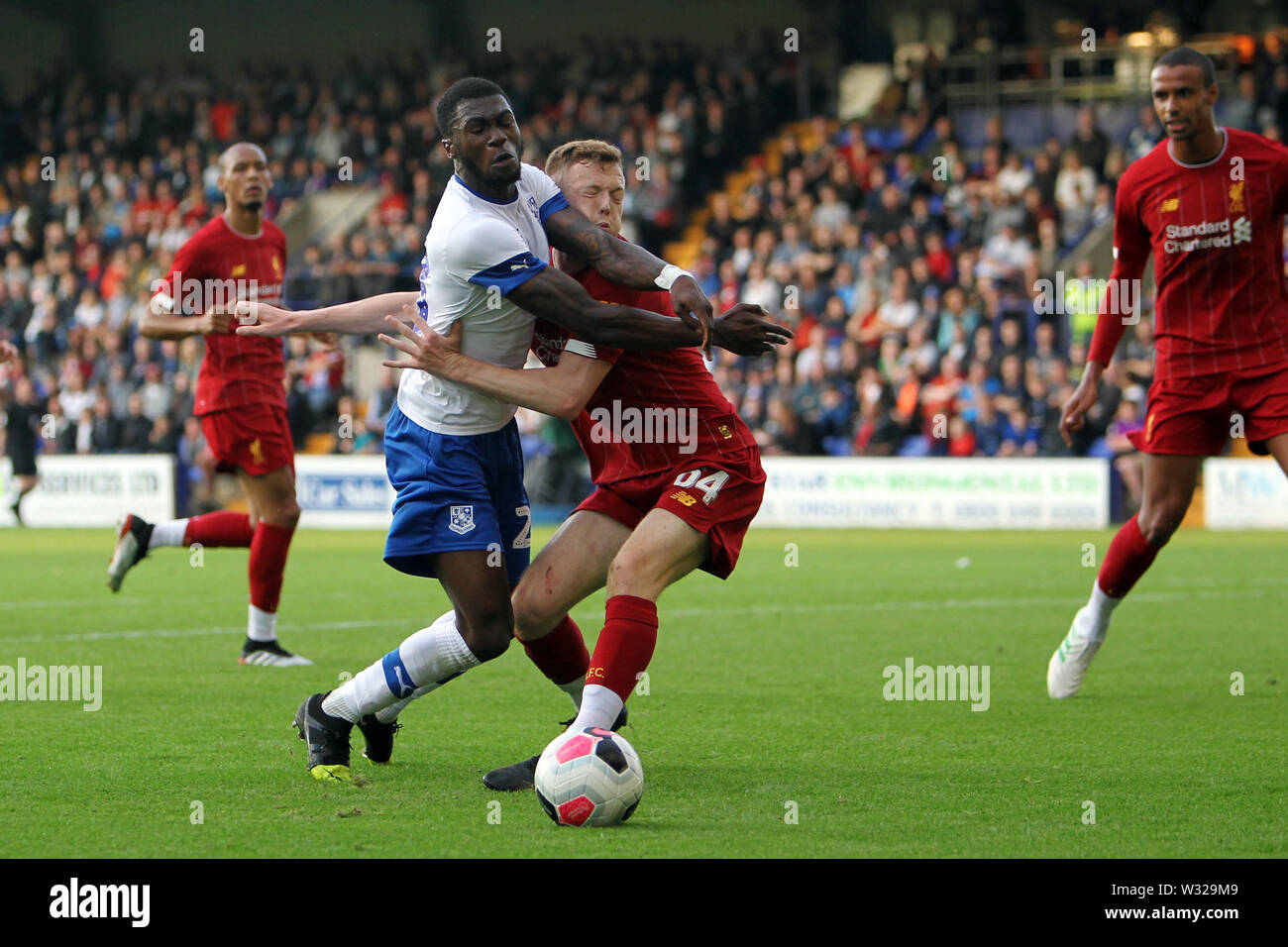 Birkenhead, UK. 11 juillet, 2019. Blackett-Taylor Tranmere Rovers de Corey est contestée dans le fort par George Johnston de Liverpool pendant le match amical d'avant saison entre Tranmere Rovers et Liverpool au Prenton Park le 11 juillet 2019 à Birkenhead, Angleterre. (Photo : Richard Ault/phcimages.com) : PHC Crédit Images/Alamy Live News Banque D'Images