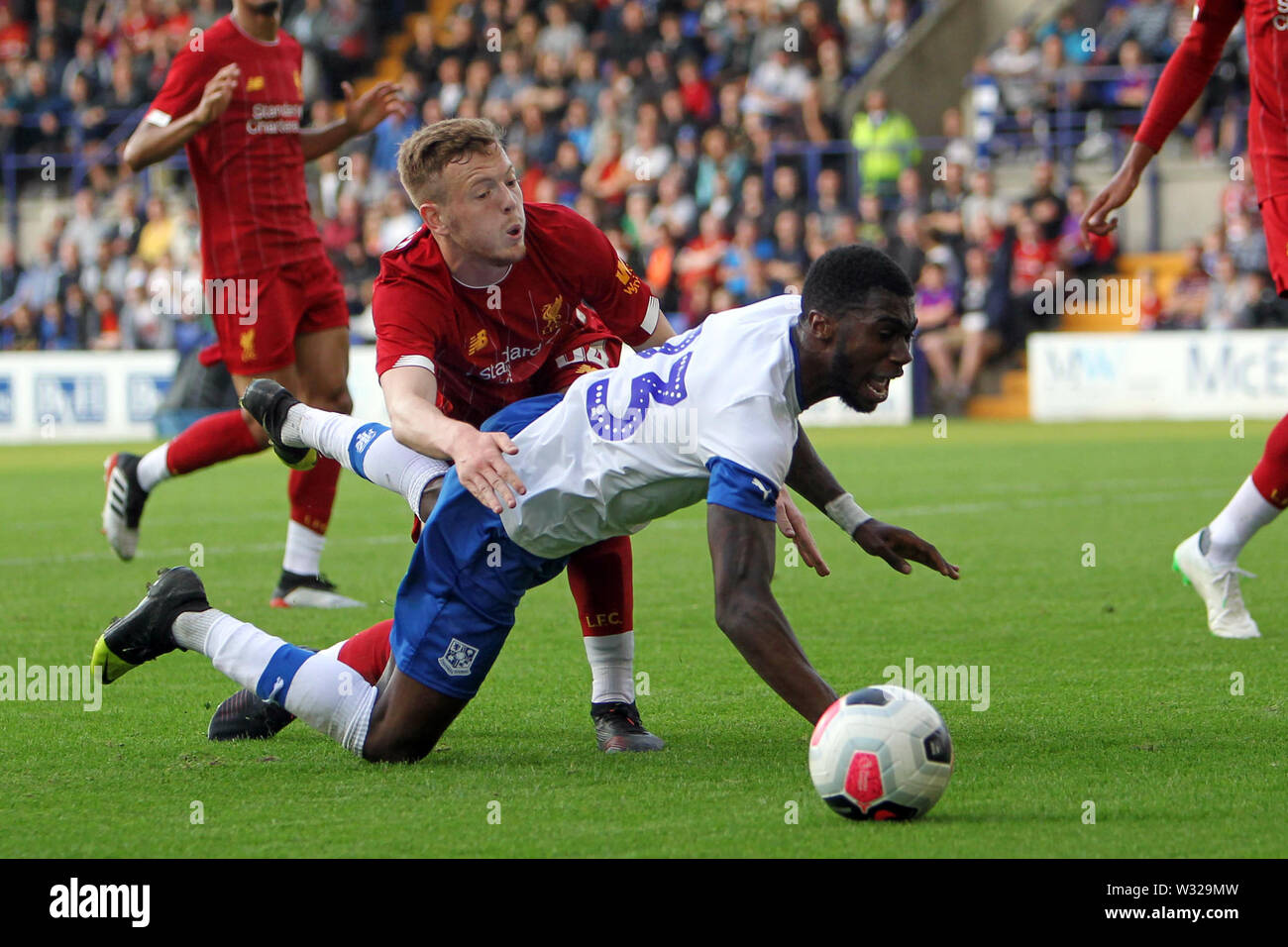 Birkenhead, UK. 11 juillet, 2019. Blackett-Taylor Tranmere Rovers de Corey est contestée dans le fort par George Johnston de Liverpool pendant le match amical d'avant saison entre Tranmere Rovers et Liverpool au Prenton Park le 11 juillet 2019 à Birkenhead, Angleterre. (Photo : Richard Ault/phcimages.com) : PHC Crédit Images/Alamy Live News Banque D'Images