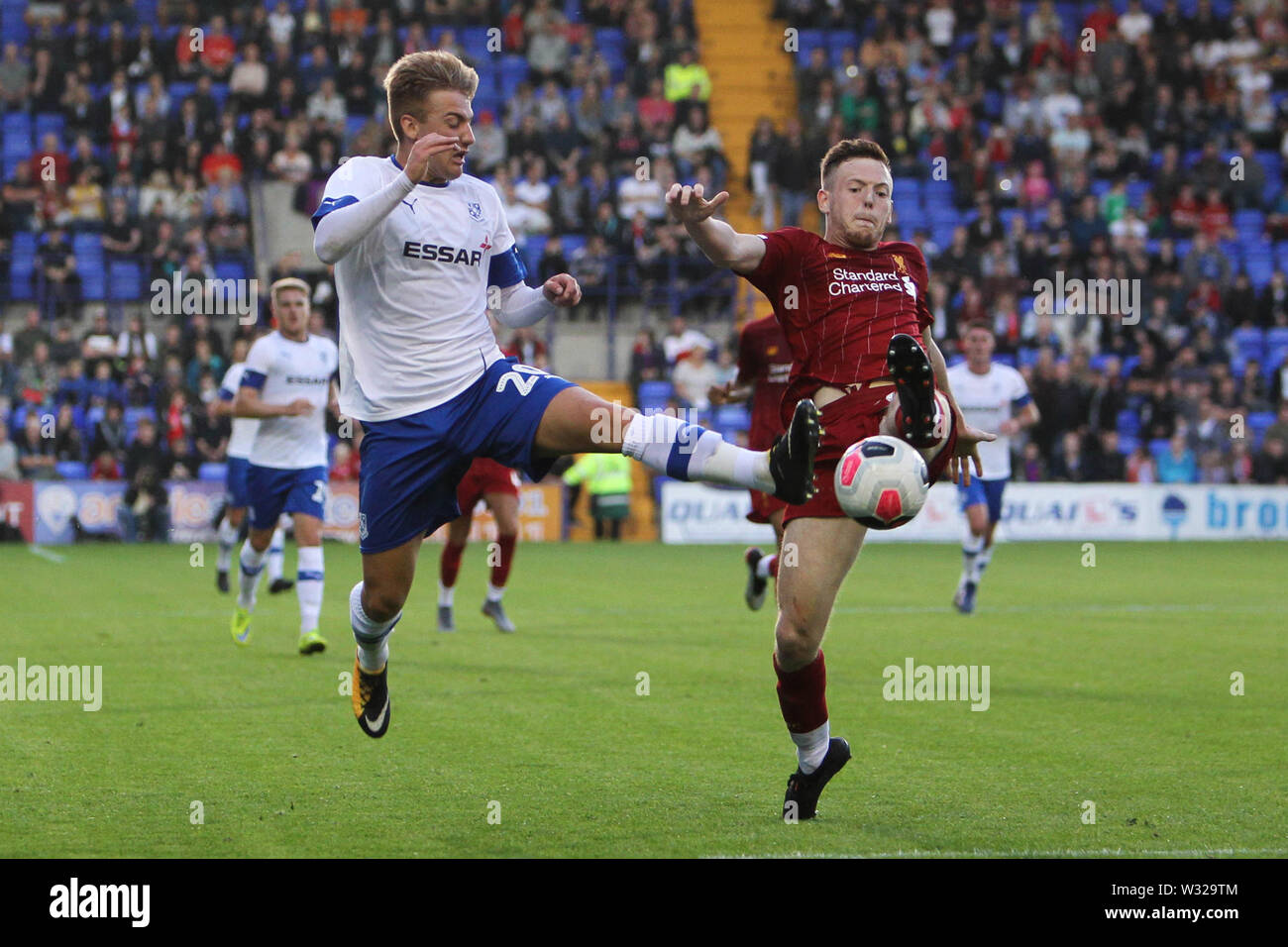 Birkenhead, UK. 11 juillet, 2019. Harvey Gilmour de Tranmere Rovers ressemble à battre George Johnston de Liverpool pendant le match amical d'avant saison entre Tranmere Rovers et Liverpool au Prenton Park le 11 juillet 2019 à Birkenhead, Angleterre. (Photo : Richard Ault/phcimages.com) : PHC Crédit Images/Alamy Live News Banque D'Images