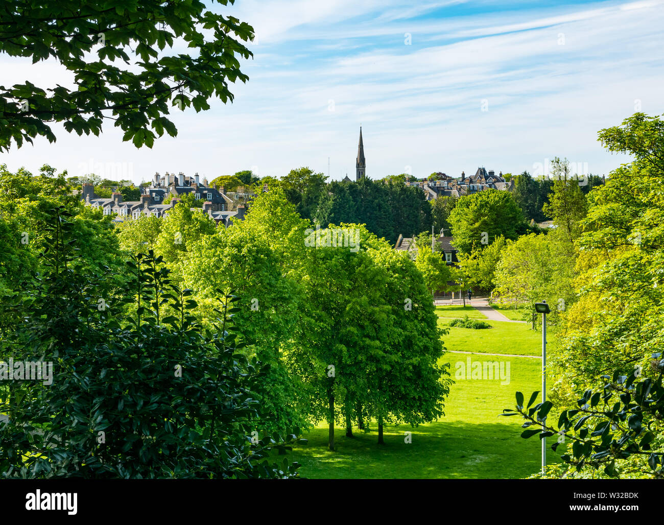 Bon Accord jardins en terrasse, parc de la ville locale avec clocher à Sunshine, Ville d'Aberdeen, Écosse, Royaume-Uni Banque D'Images