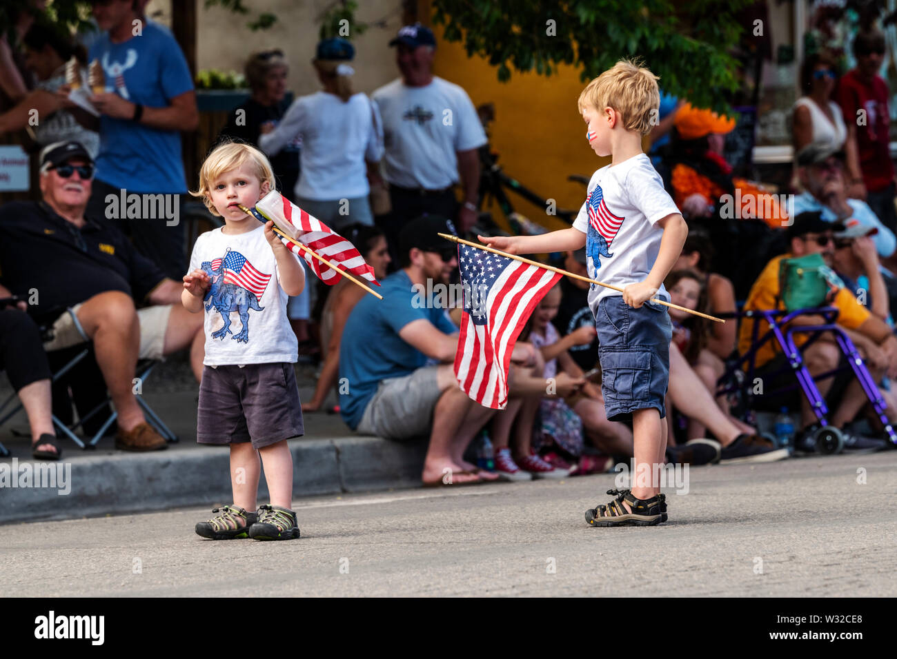 Deux petits garçons en attente de la quatrième de juillet parade dans la petite ville de montagne du Colorado de salida.Deux petits garçons en attente de l'Assemblée Quatre Banque D'Images