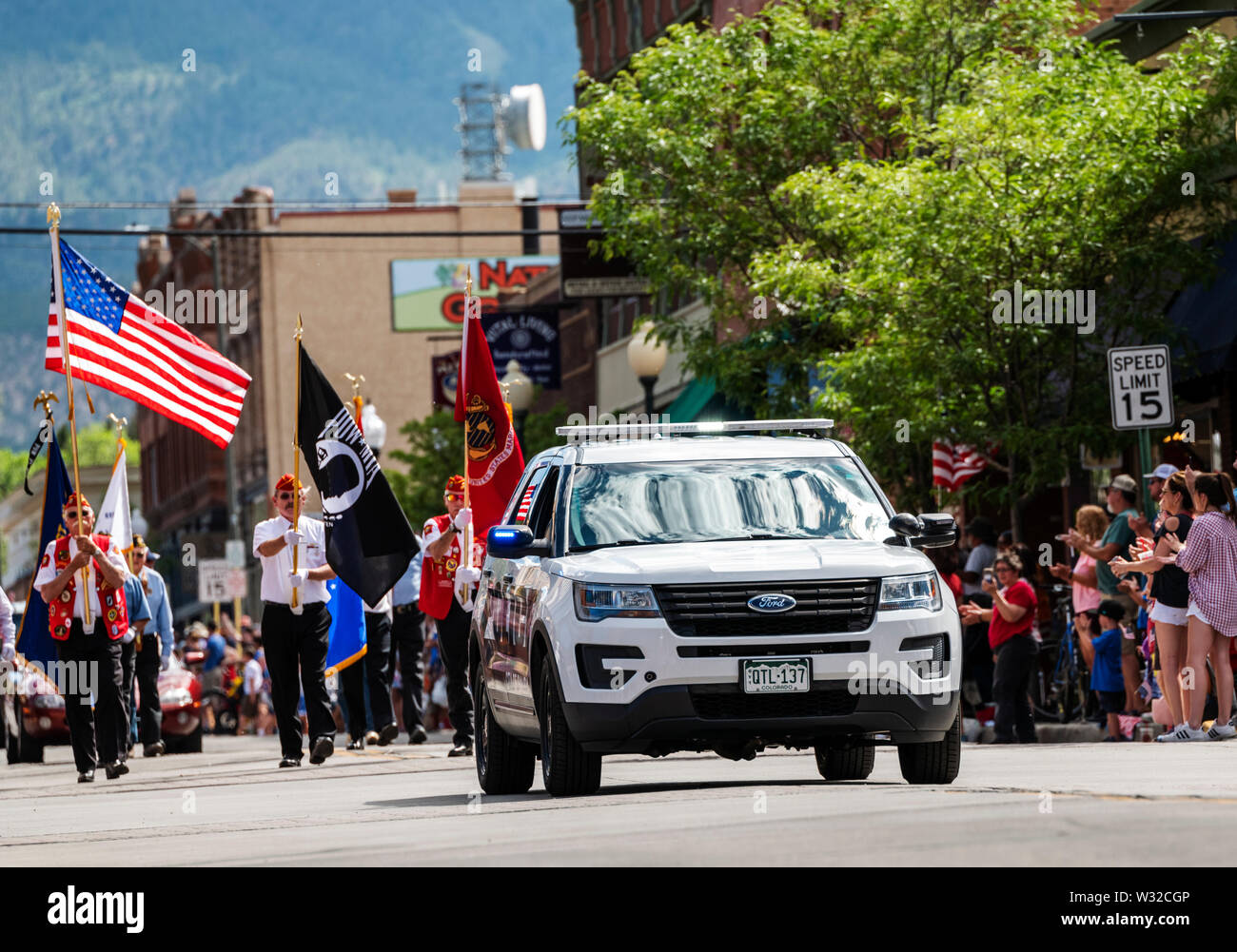 Les anciens combattants de la Légion américaine laisse la quatrième de juillet parade dans la petite ville de montagne du Colorado de salida. Banque D'Images