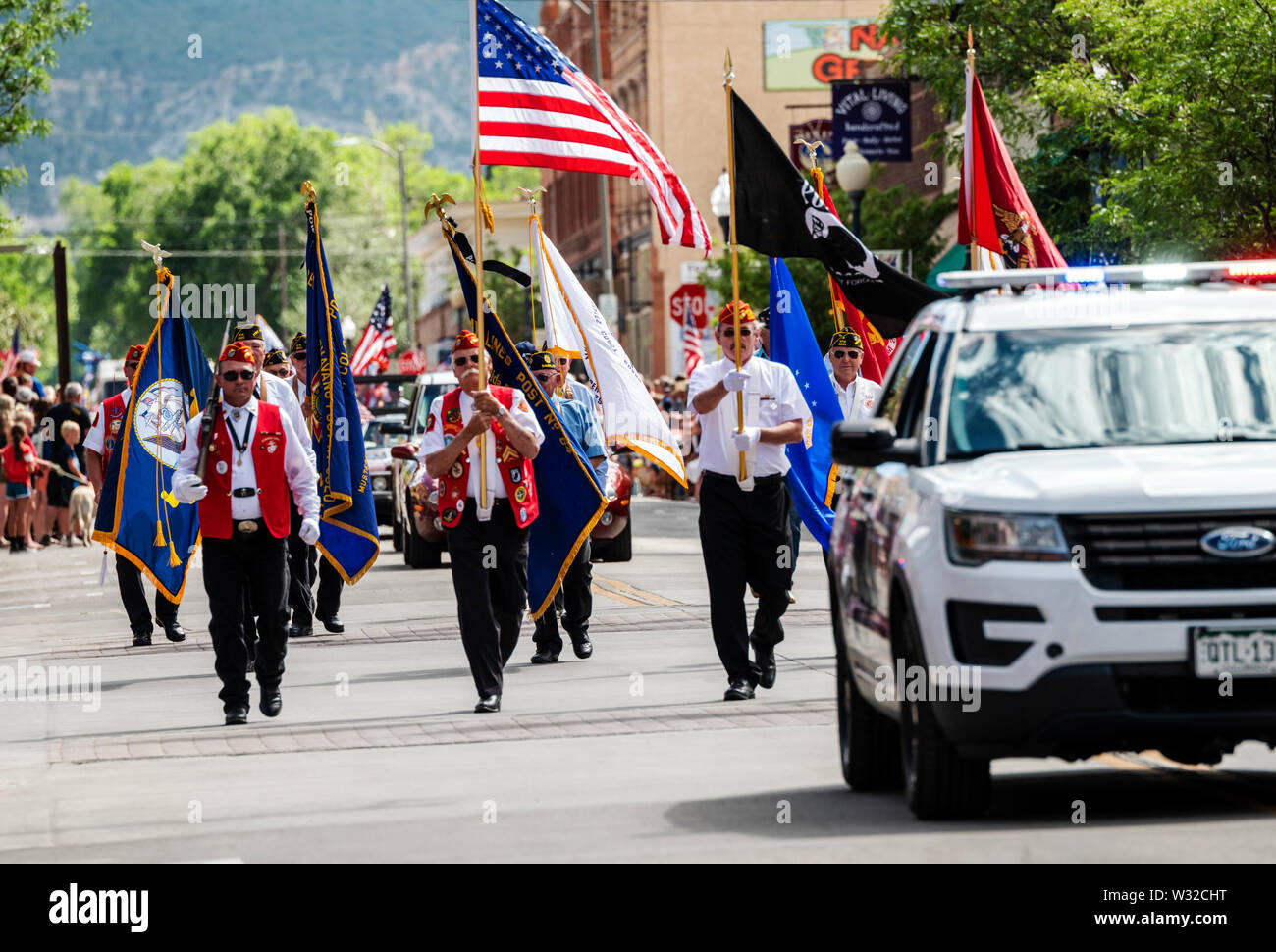 Les anciens combattants de la Légion américaine laisse la quatrième de juillet parade dans la petite ville de montagne du Colorado de salida. Banque D'Images
