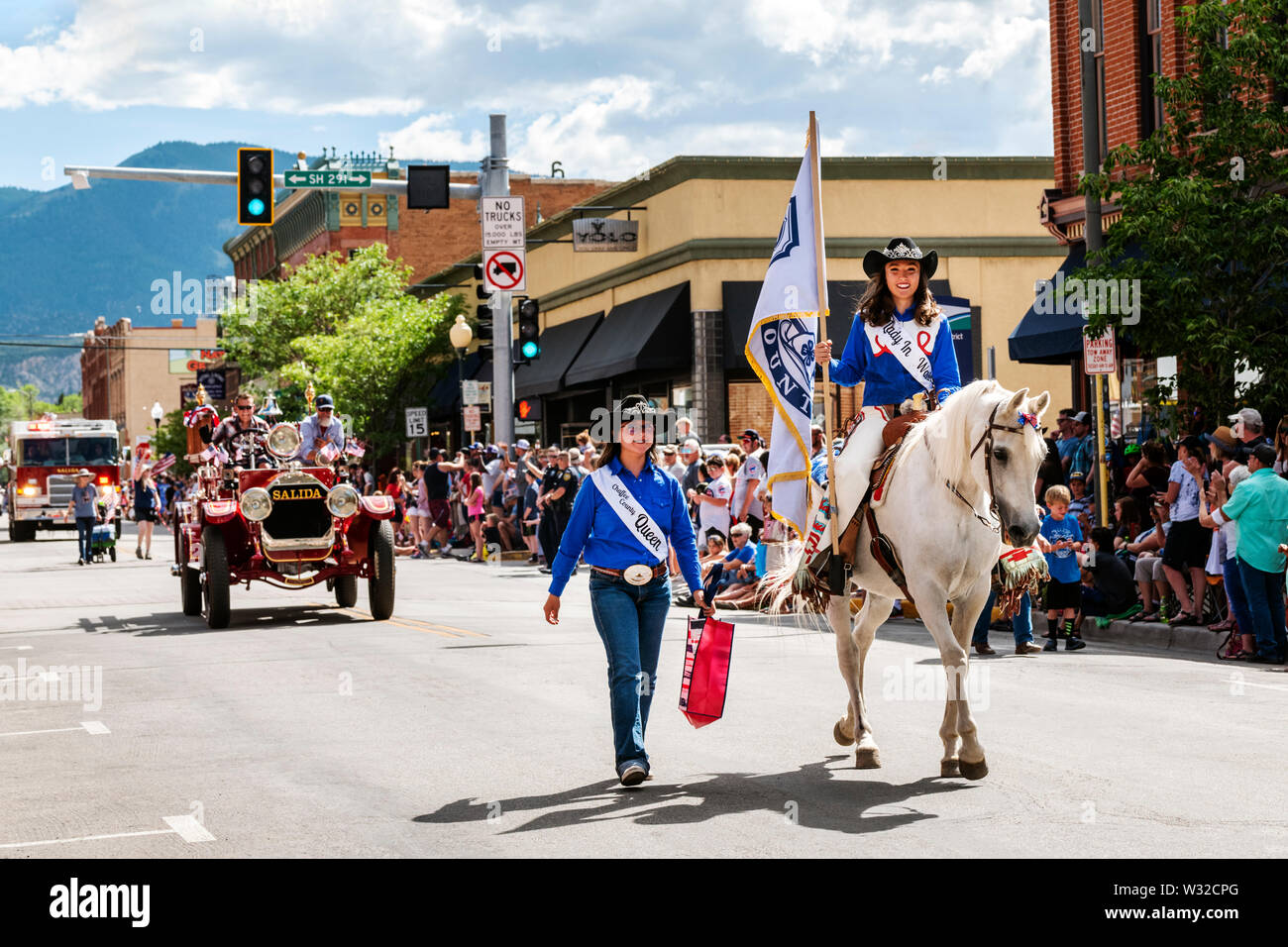La Reine du rodéo équitation son cheval ; Quatrième de juillet parade dans la petite ville de montagne de Salida, Colorado, USA Banque D'Images