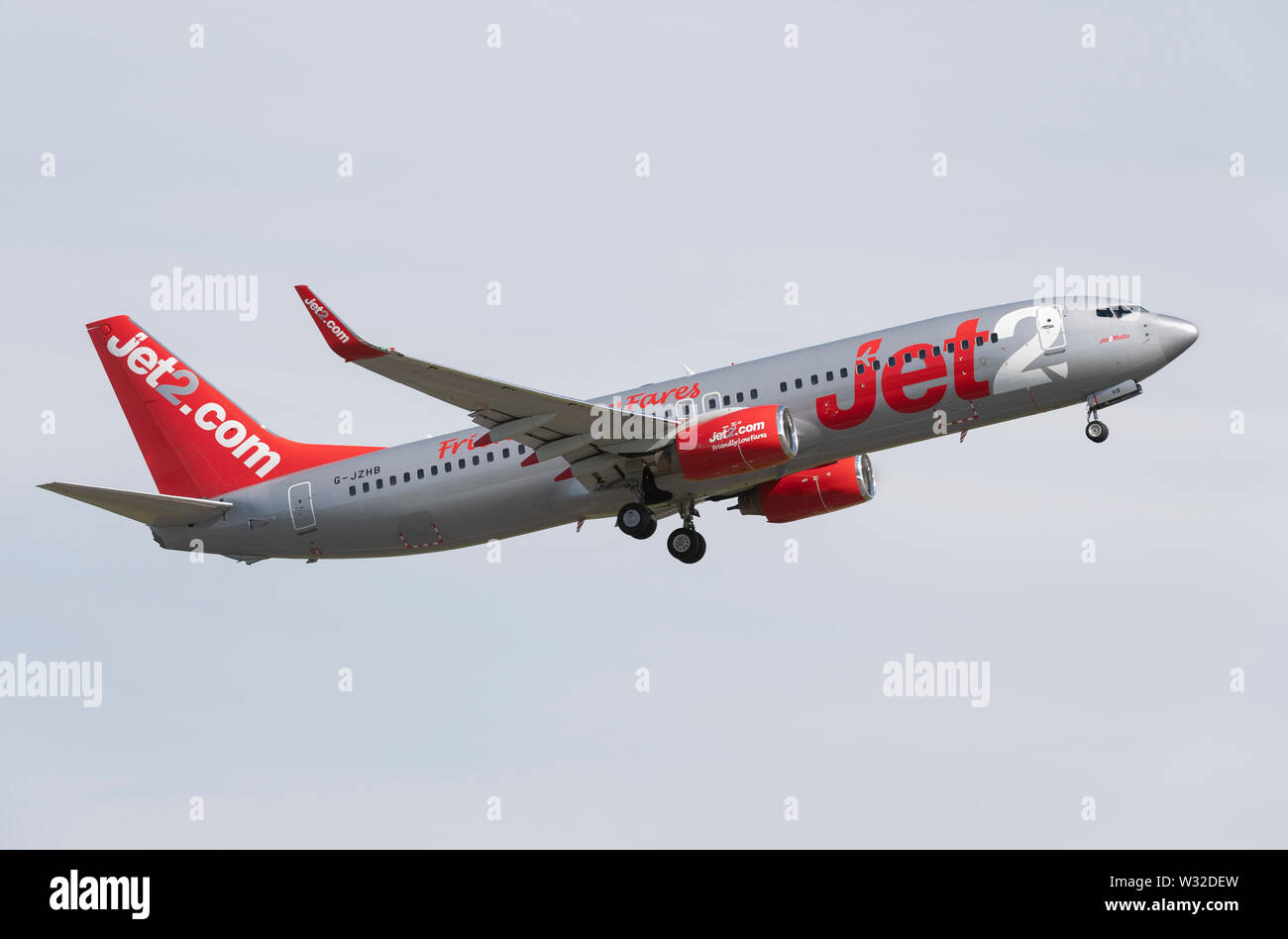 Un Boeing 737-800 Jet2 décolle de l'Aéroport International de Manchester (usage éditorial uniquement) Banque D'Images