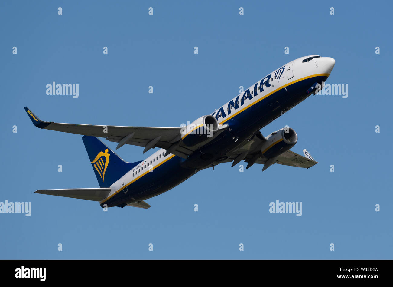 Un Boeing 737-800 de Ryanair décolle de l'Aéroport International de Manchester (usage éditorial uniquement) Banque D'Images