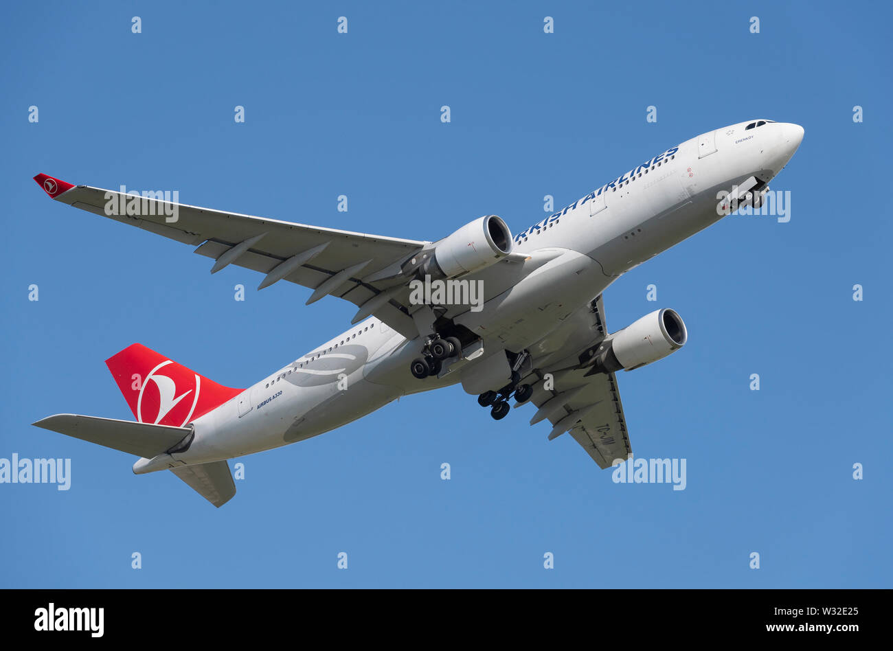 Un Airbus A330-200 Turkish Airlines décolle de l'Aéroport International de Manchester (usage éditorial uniquement) Banque D'Images