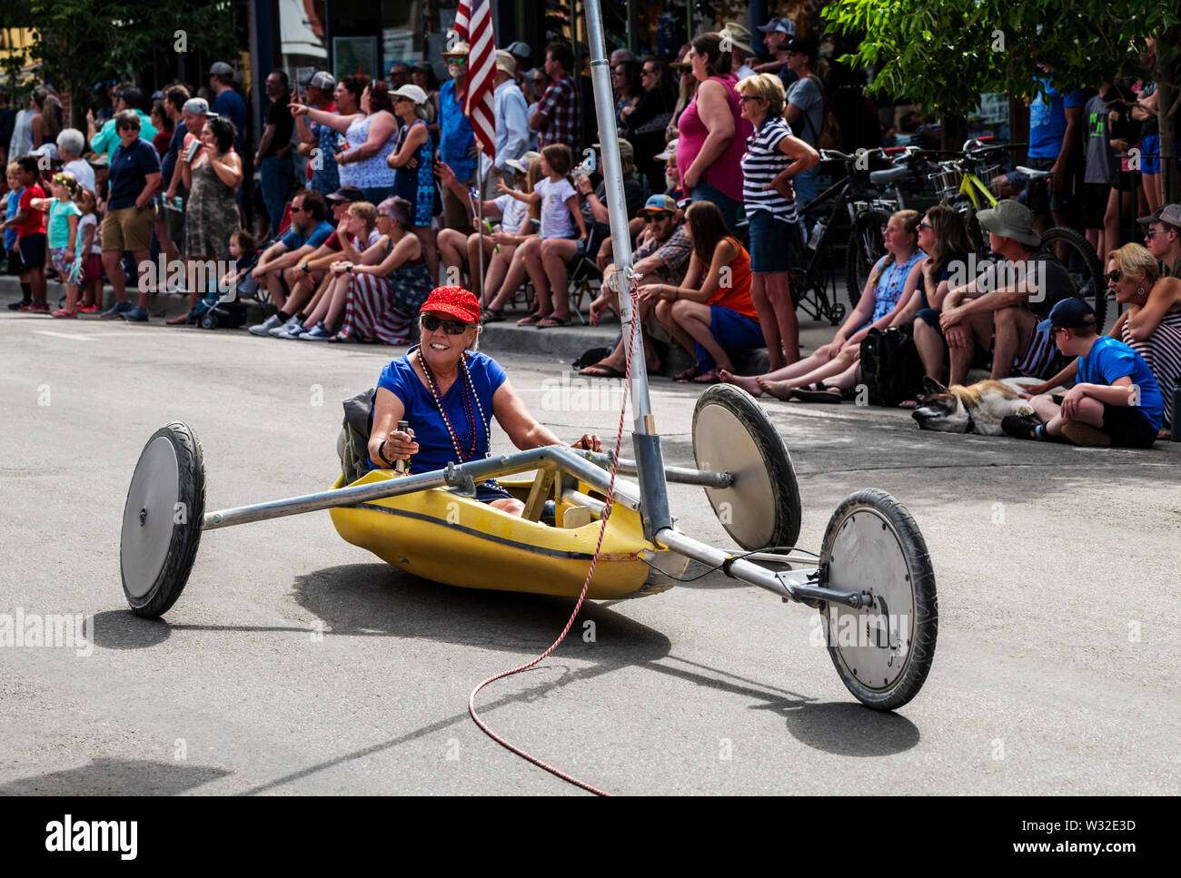 Femme équitation dans modification de bateau de glace ; quatrième de juillet parade dans la petite ville de montagne de Salida, Colorado, USA Banque D'Images