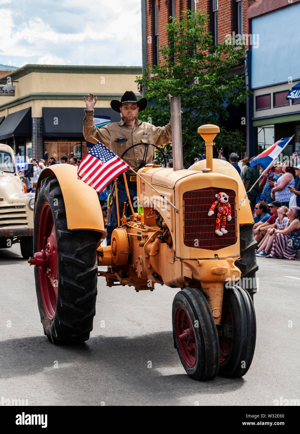 Un tracteur dans le défilé annuel Quatrième de juillet dans la petite ville de montagne du Colorado de salida. Banque D'Images