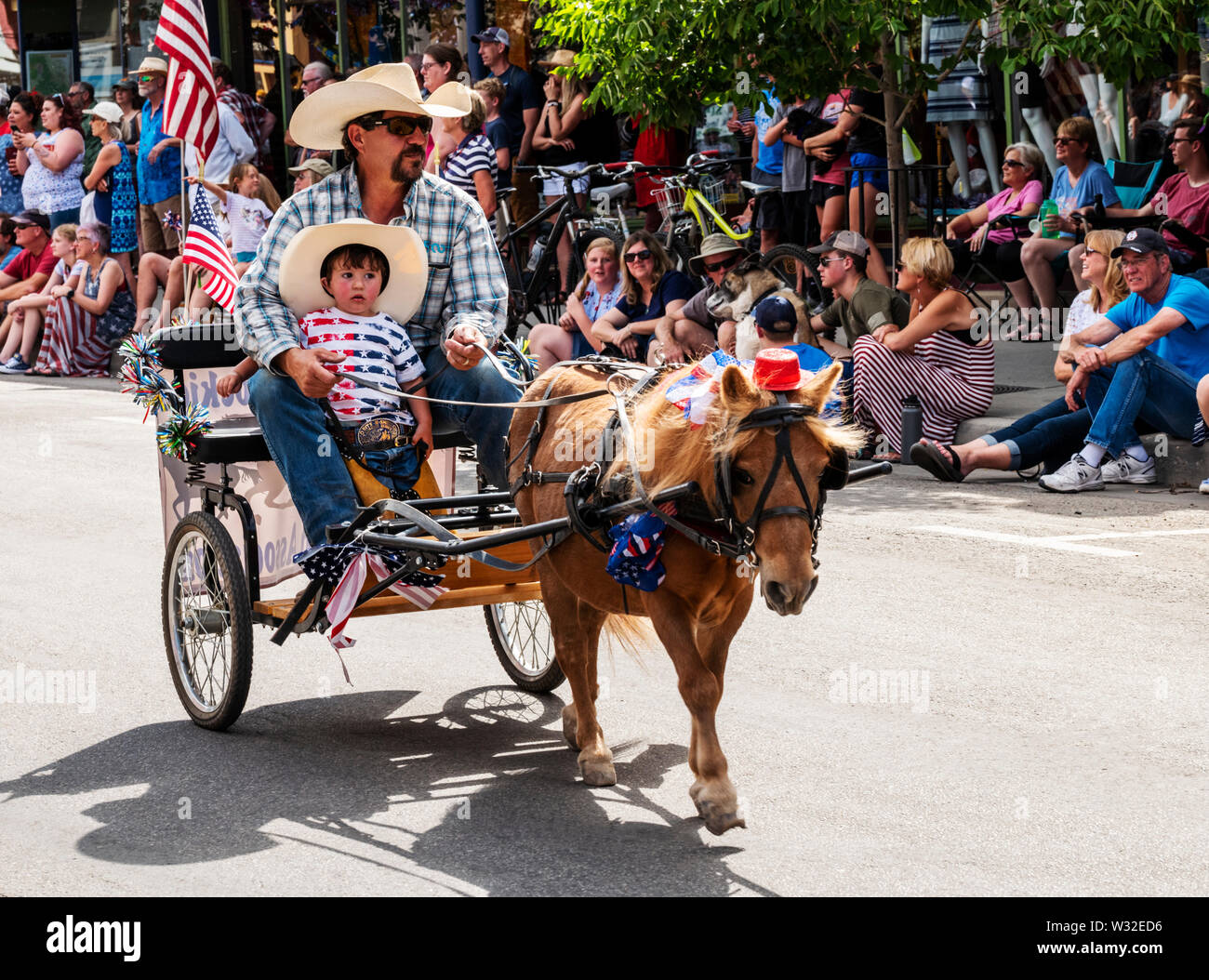 Père & Fils ride transport tiré par cheval miniature ; quatrième de juillet Parade ; petite ville de montagne de Salida, Colorado, USA Banque D'Images
