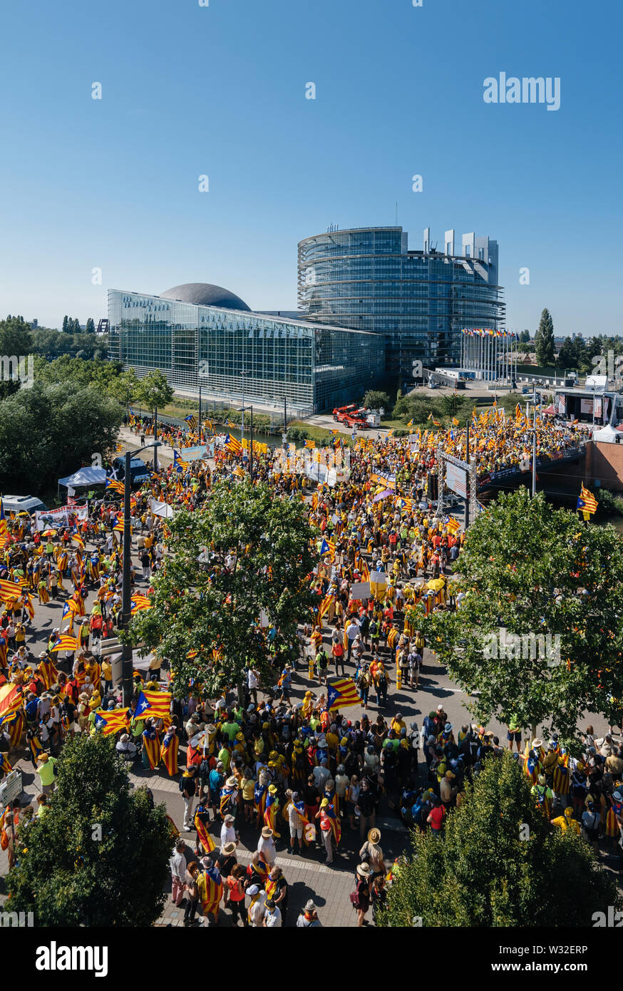 Strasbourg, France - Oct 2 2019 : Vue aérienne de personnes manifestant à protester devant le Parlement européen de l'UE contre l'exclusion de trois députés européens élus Catalan - drone view Banque D'Images