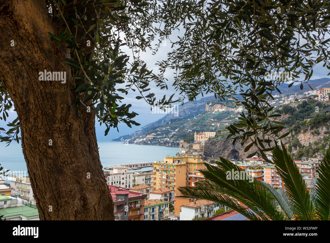 Vue panoramique sur Maiori, Italie, du sentier du littoral Banque D'Images