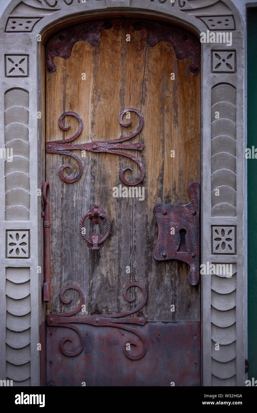 Sol en bois, ancienne porte entrée avec poignée de fer et de la ferronnerie  décorative et de verrouillage de porte Photo Stock - Alamy
