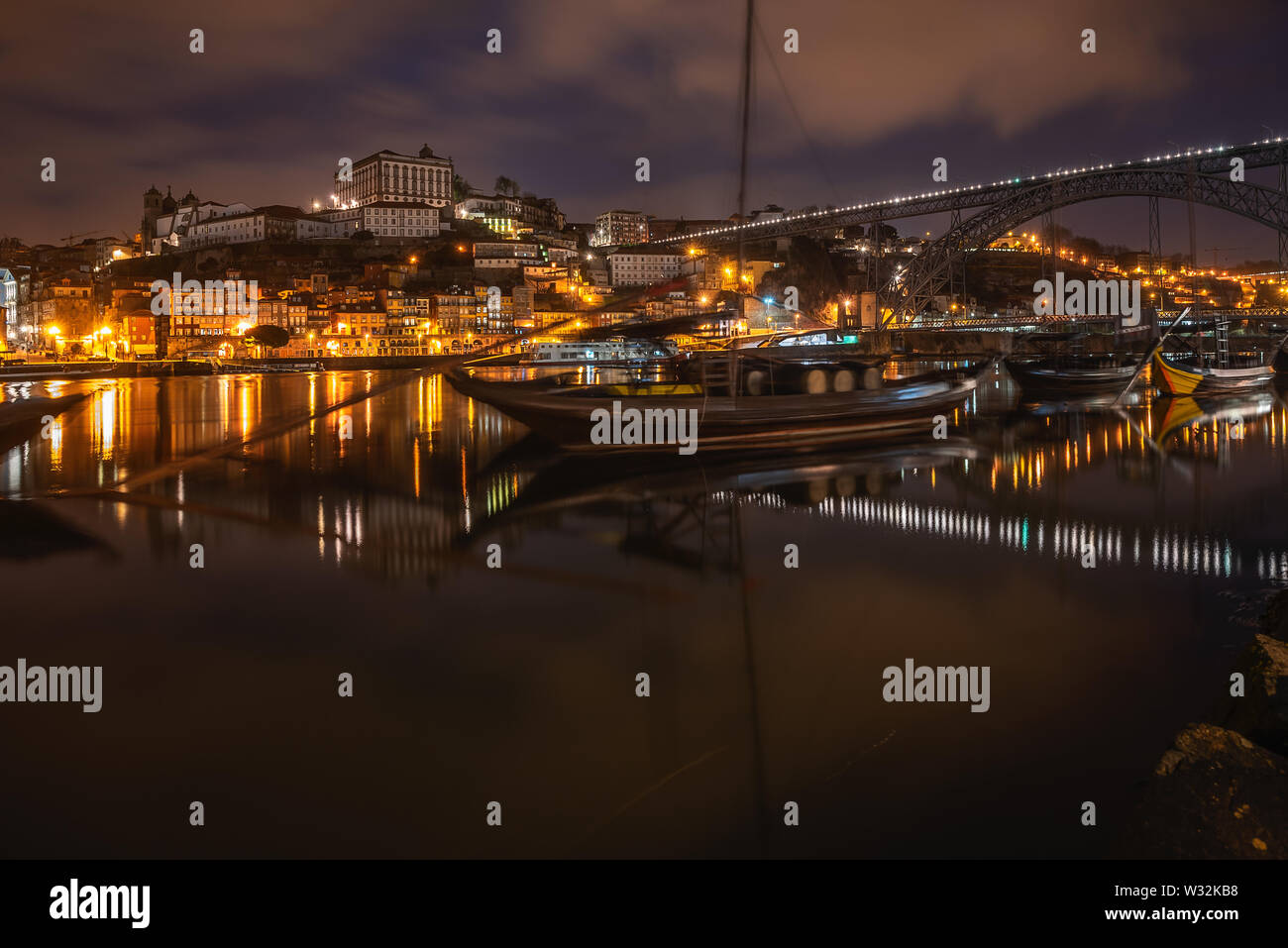 La rivière Douro et traditionnelles à Rabelo Porto, Portugal Banque D'Images