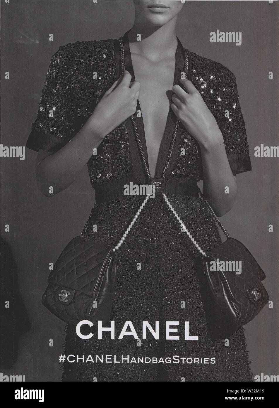 Sac à main CHANEL affiche publicitaire avec Vittoria Ceretti dans la version papier du magazine à partir de 2019, de la publicité, publicité de CHANEL créatifs 2010s Banque D'Images