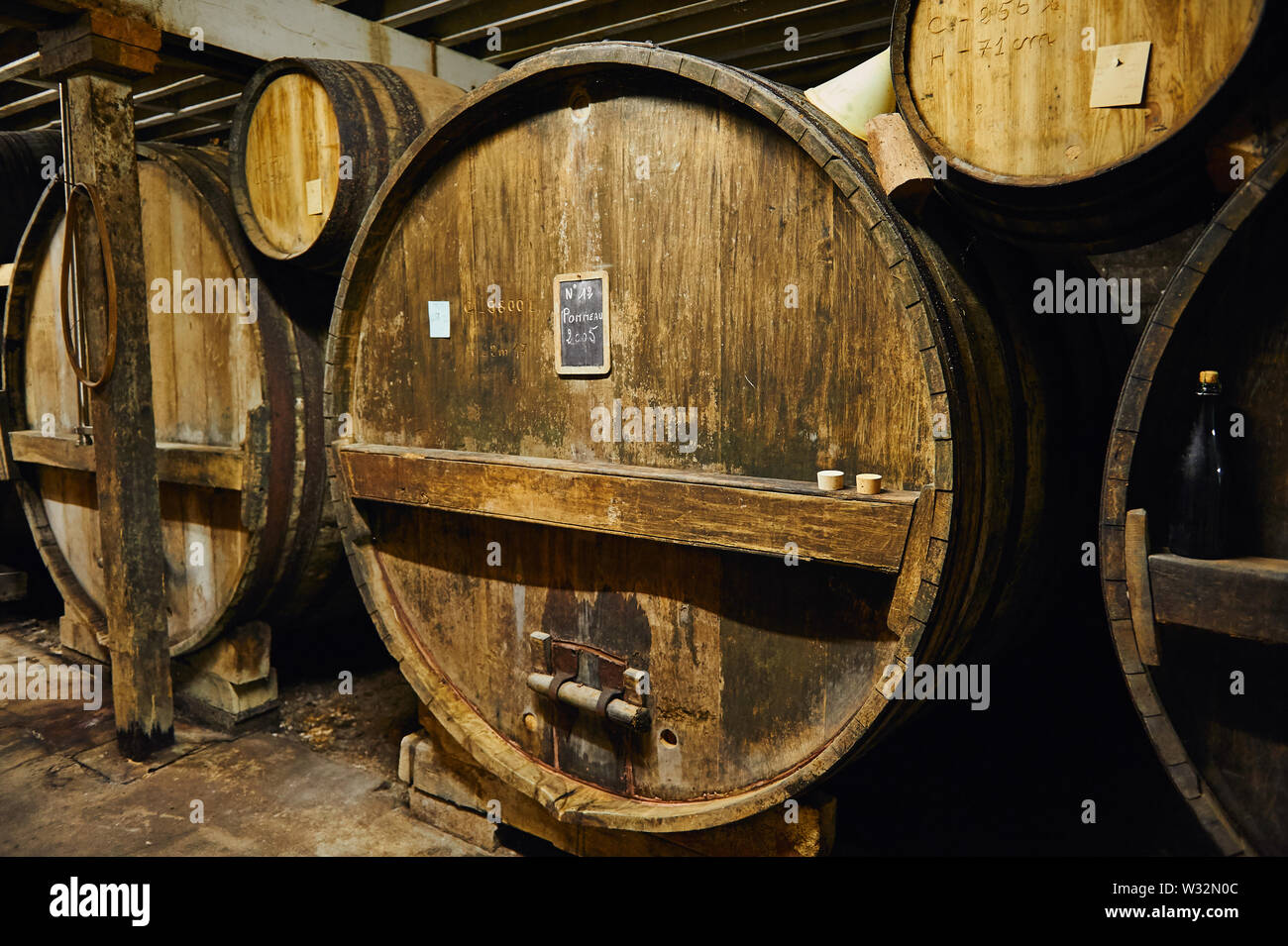 Vieux fûts de chêne dans une cave dans le Calvados Banque D'Images