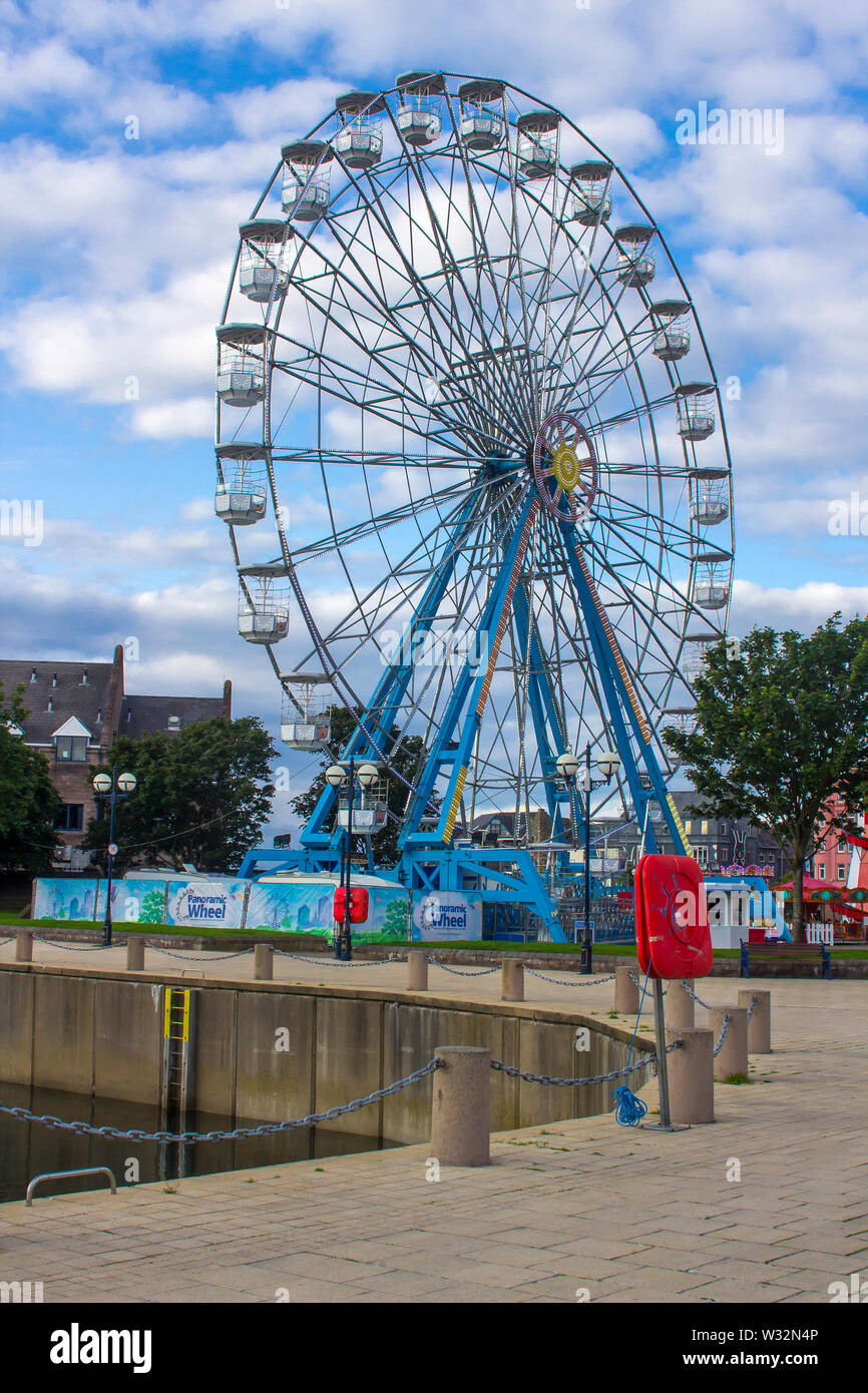 11 juillet 2019 une grande roue de Ferris temporaire au bord de mer à marina à Bangor comté de Down en Irlande du Nord sur un doux soir d'été Banque D'Images