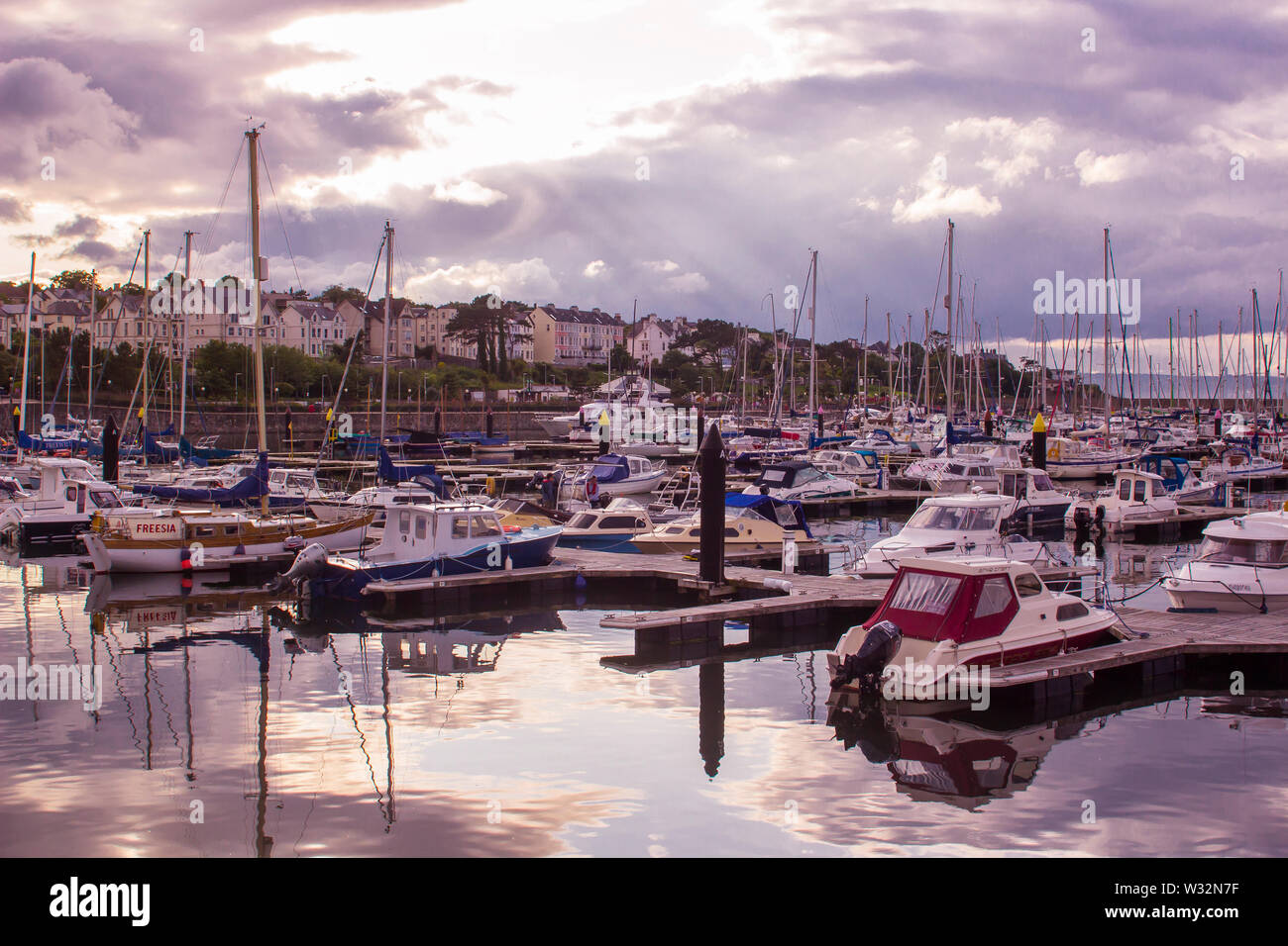 11 juillet 2019 bateaux amarrés dans la marina moderne à Bangor comté de Down en Irlande du Nord alors que le soleil se couche sur un doux soir d'été Banque D'Images