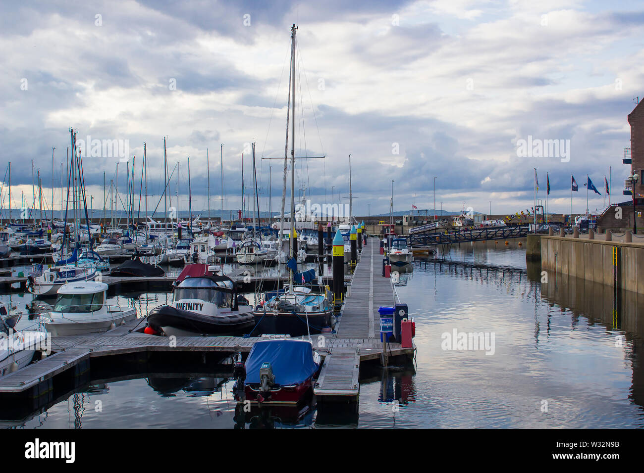 11 juillet 2019 bateaux amarrés dans la marina moderne à Bangor comté de Down en Irlande du Nord sur un doux soir d'été comme le crépuscule tombe. Banque D'Images