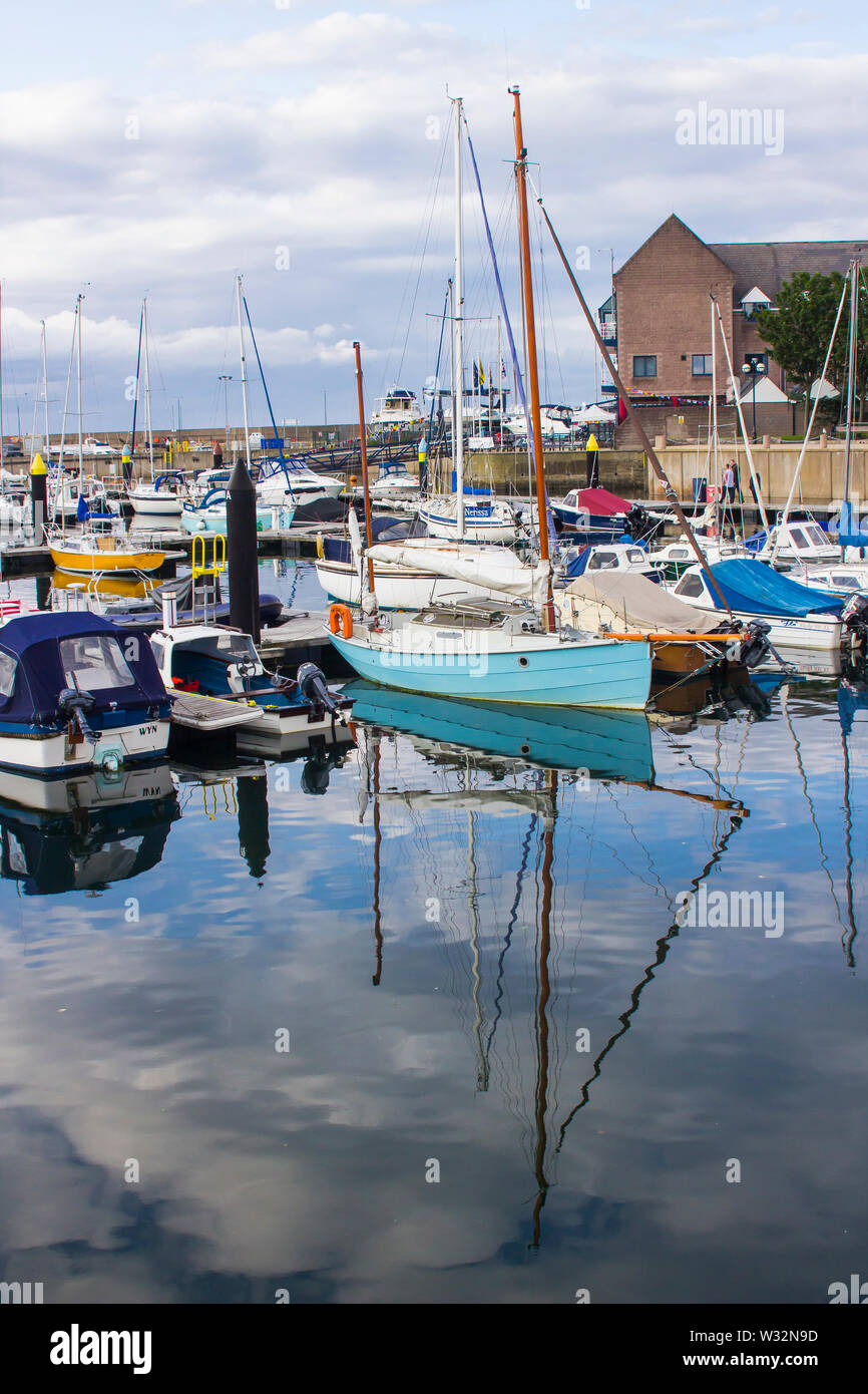 11 juillet 2019 bateaux amarrés dans la marina moderne à Bangor comté de Down en Irlande du Nord sur un doux soir d'été Banque D'Images
