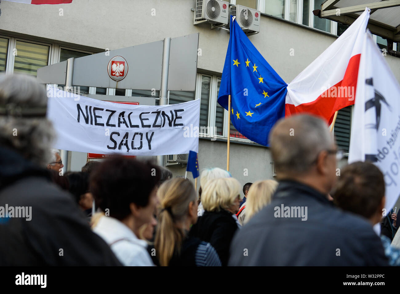 Un drapeau de l'Union Polonaise et Européenne voler ensemble au cours d'une manifestation contre la décision du procureur de la République sur Mariusz Krason, en face de la Cour.Mariusz Krason, Cracovie est basé procureur a été déplacée à Wroclaw. Il a été l'initiateur d'une résolution à l'Assemblée générale de l'Office du Procureur Régional de Cracovie, dans lequel il alarmé par la menace d'indépendance du procureur. Le 18 juillet, la question de l'état de droit de la Pologne, en vertu de l'article 7, la procédure sera discuté à la prochaine réunion des ministres de l'UE. Banque D'Images