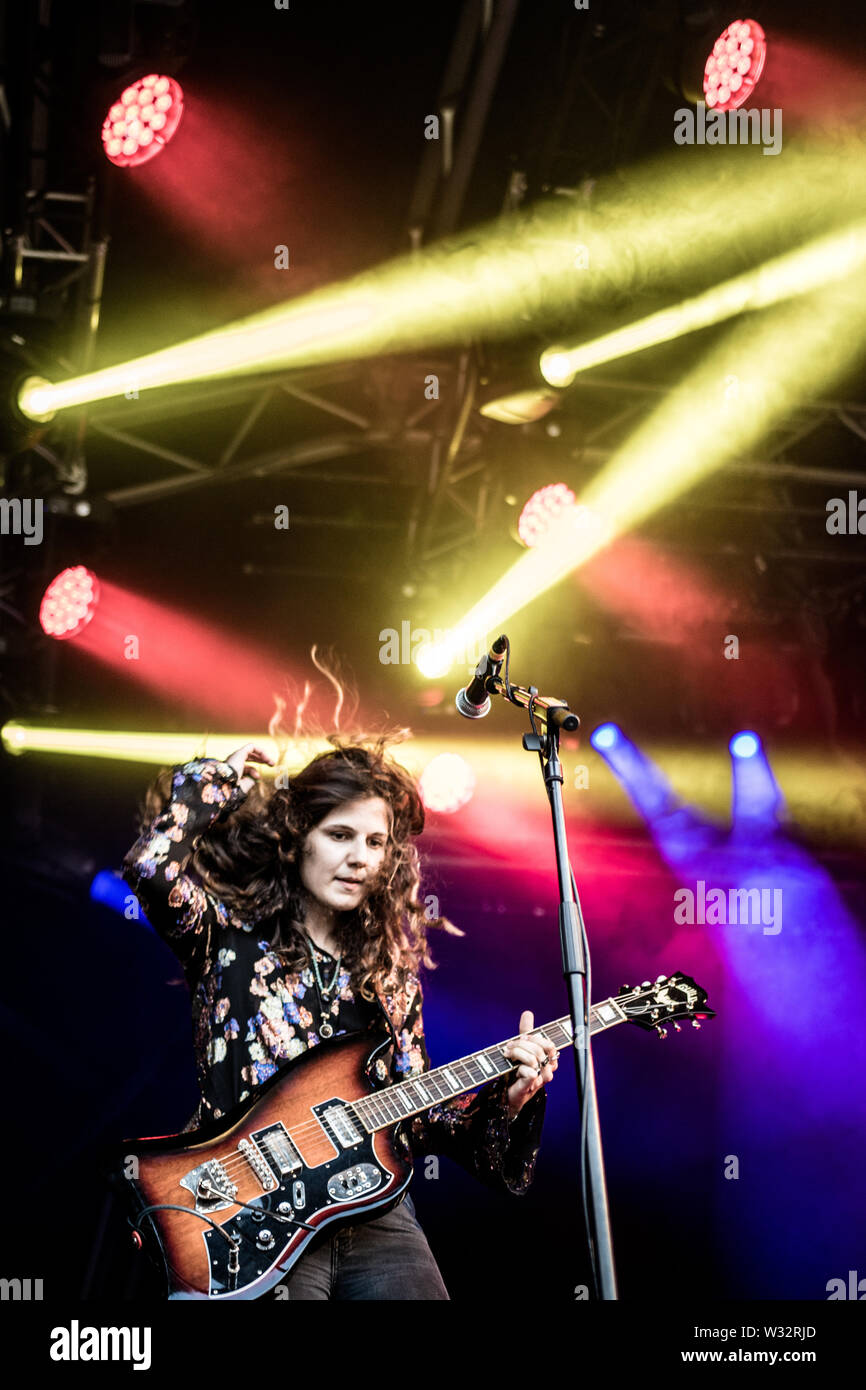 Joana Brito, guitariste et chanteur du groupe de rock psychédélique The Black 'assistants' effectue au cours de la résurrection Fest music festival à Santander, le nord de l'Espagne.Résurrection Fest est un festival de musique de la musique extrême, métal, hardcore, punk, stoner et doom. C'était la 14e édition. Il montre les groupes internationaux comme Slipknot, Slayer, Parkway Drive, BRANT BJORK, Radio Moscou, Within Temptation, Agneau de Dieu ou King Diamond. Banque D'Images