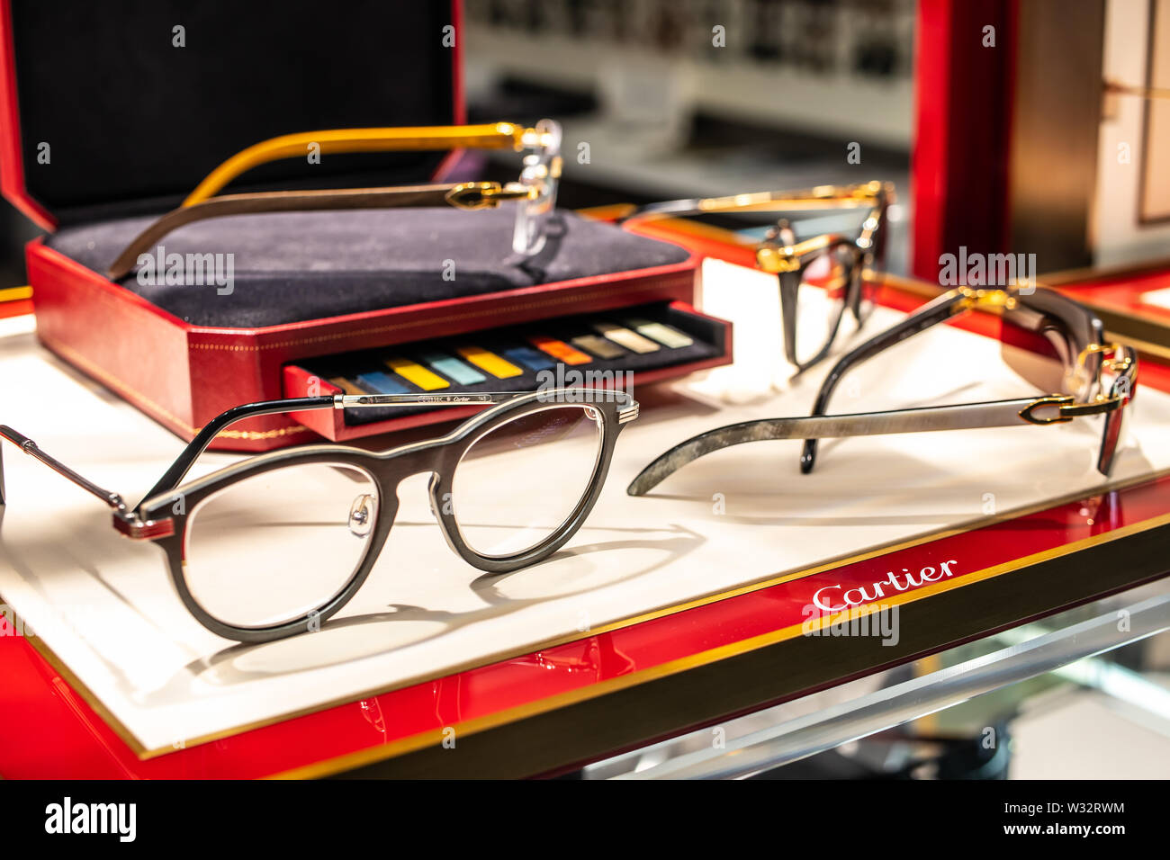 Genève, Suisse, mars 2019, Cartier lunettes sur l'écran de vente, les  collections de lunettes, élégante, intemporelle et originale, lunettes  Cartier Photo Stock - Alamy