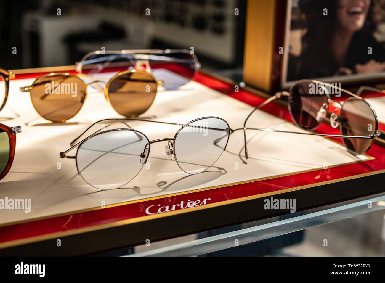 Genève, Suisse, mars 2019, Cartier lunettes sur l'écran de vente, les  collections de lunettes, élégante, intemporelle et originale, lunettes  Cartier Photo Stock - Alamy