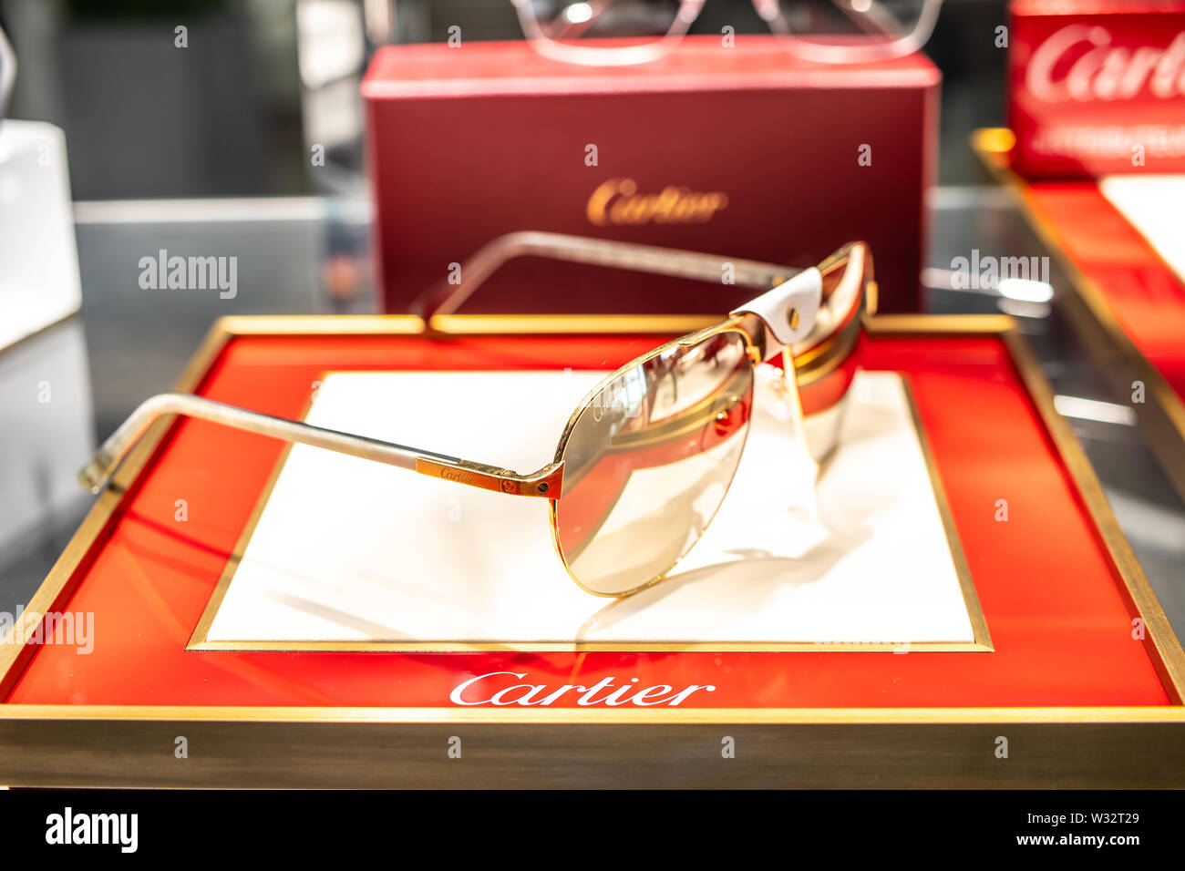 Genève, Suisse, mars 2019, Cartier lunettes sur l'écran de vente, les  collections de lunettes, élégante, intemporelle et originale, lunettes  Cartier Photo Stock - Alamy