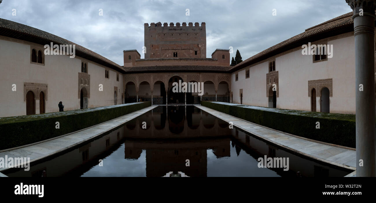 La Cour des Myrtes (Patio de los Arrayanes), partie d'un lieu et la forteresse complexe de l'Alhambra à Grenade, Espagne Banque D'Images