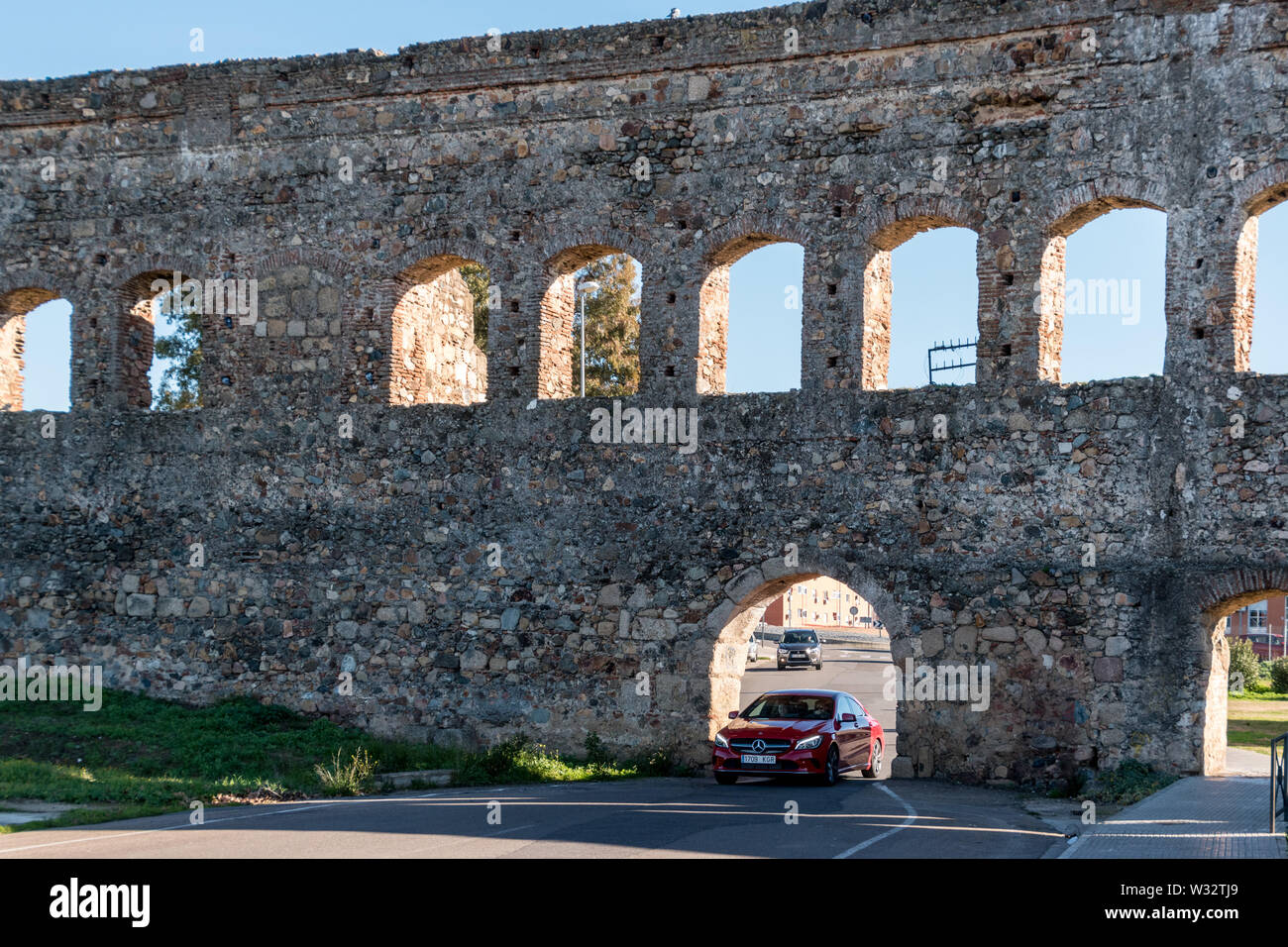Vieux répond à nouveau : une voiture roulant dans l'Aqueduc de San Lazaro, un ancien aqueduc Romain à Mérida, Espagne Banque D'Images