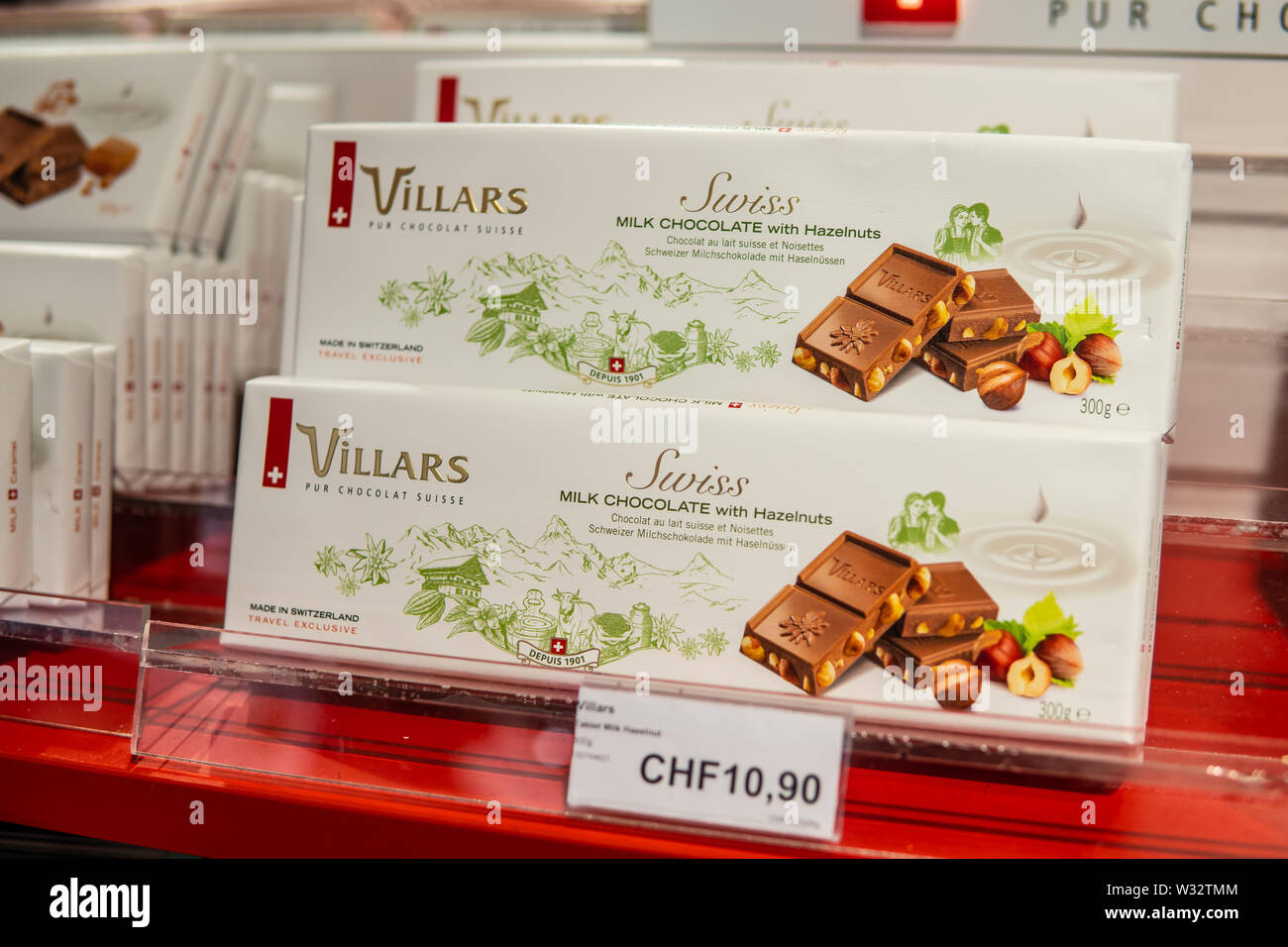 Genève, Suisse, mars 2019 Villars Suisse Pur Chocolat, boîte de chocolats sur le shop pour la vente d'affichage Banque D'Images