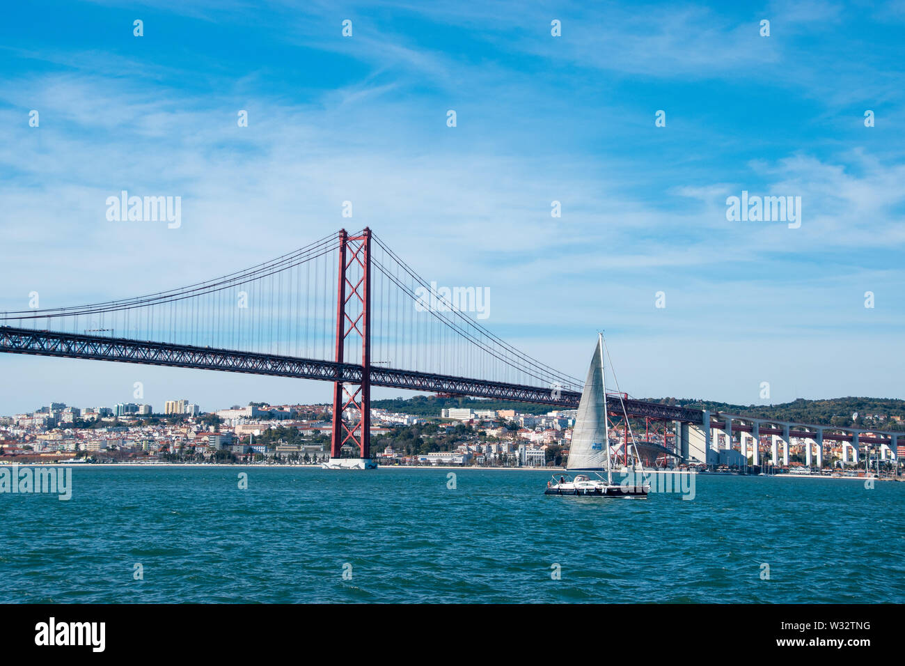 Le 25 avril pont sur la rivière Tagus avec un voilier à Lisbonne, Portugal Banque D'Images