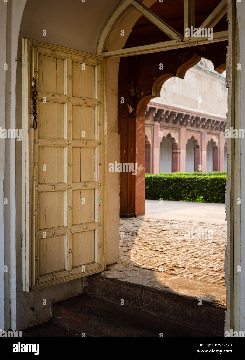 AGRA, INDE - circa 2018 Novembre : Porte du Fort d'Agra. Il s'agit d'un fort historique de la ville d'Âgrâ en Inde. C'était la résidence principale de l'empe Banque D'Images