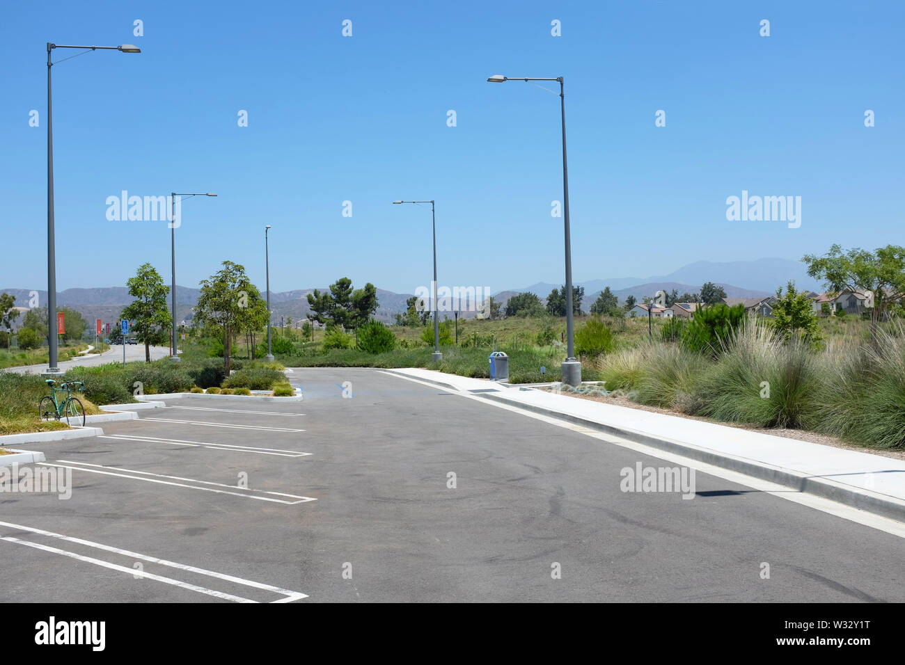 IRIVNE, CALIFORNIE - Le 11 juillet 2019 : : parking lot adjacent ot le Bosque espace ouvert du grand parc. Banque D'Images