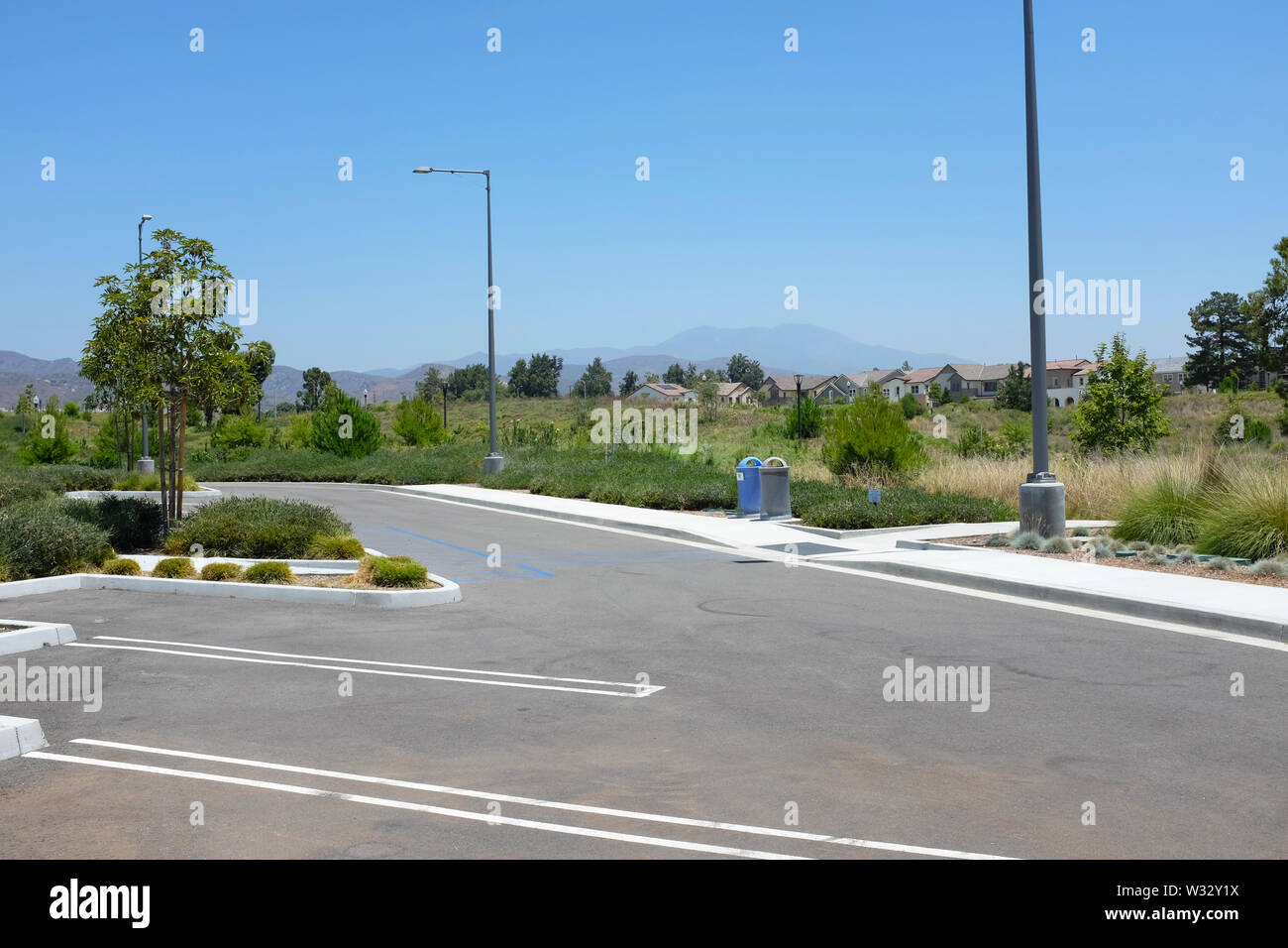 IRIVNE, CALIFORNIE - Le 11 juillet 2019 : : parking lot adjacent ot le Bosque espace ouvert du grand parc. Banque D'Images