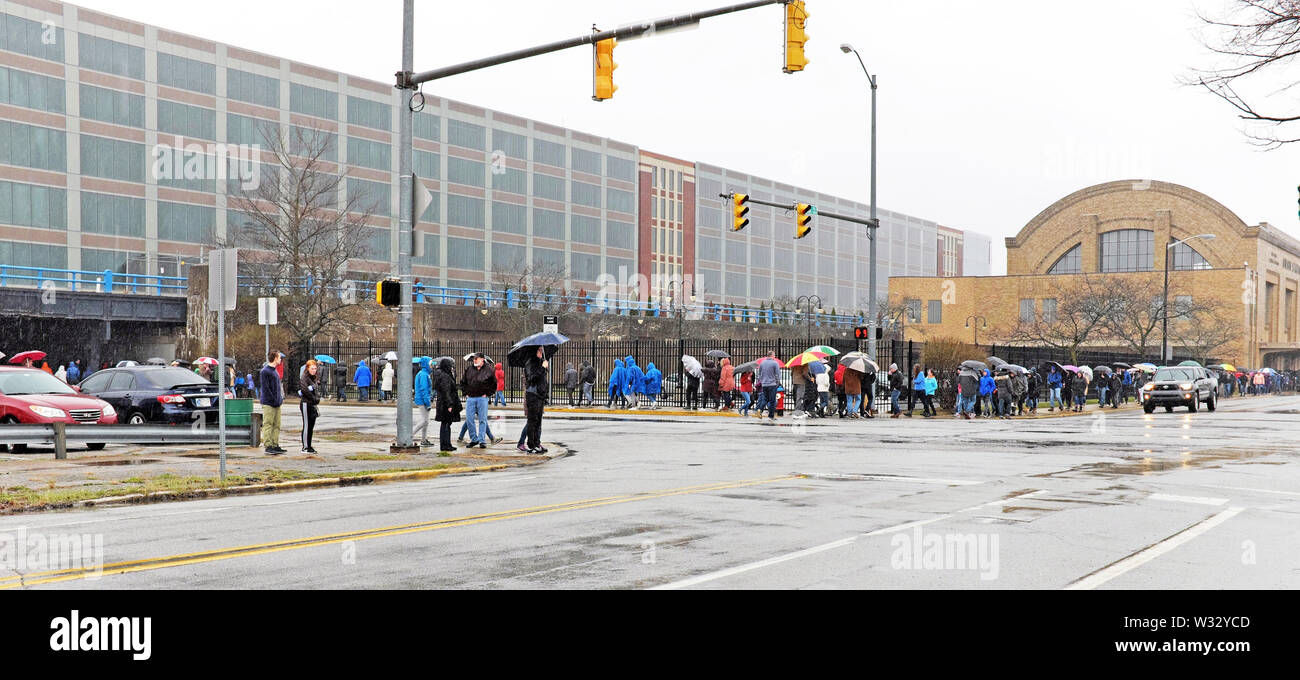 Les foules attendent en ligne pour assister au rassemblement du 14 avril 2019 Pete Buttigieg pour annoncer sa course pour le président au Studebaker Bldg à South Bend, dans l'Indiana. Banque D'Images