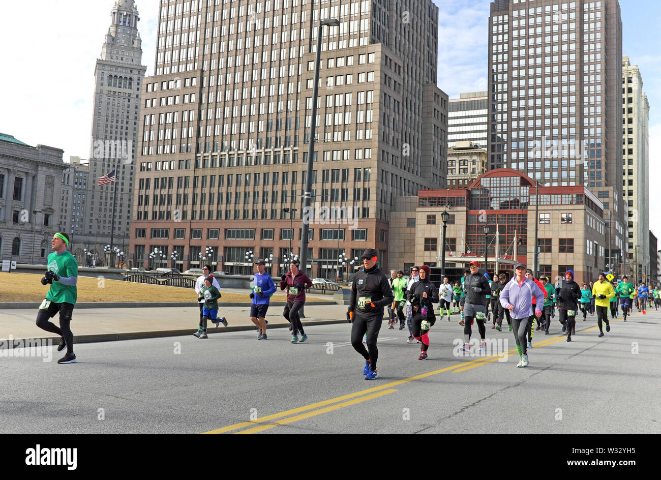 Les coureurs font leur chemin vers St. clair Avenue dans le centre-ville de Cleveland, Ohio, États-Unis pendant la course de 2019 St Patrick's Day Run. Banque D'Images