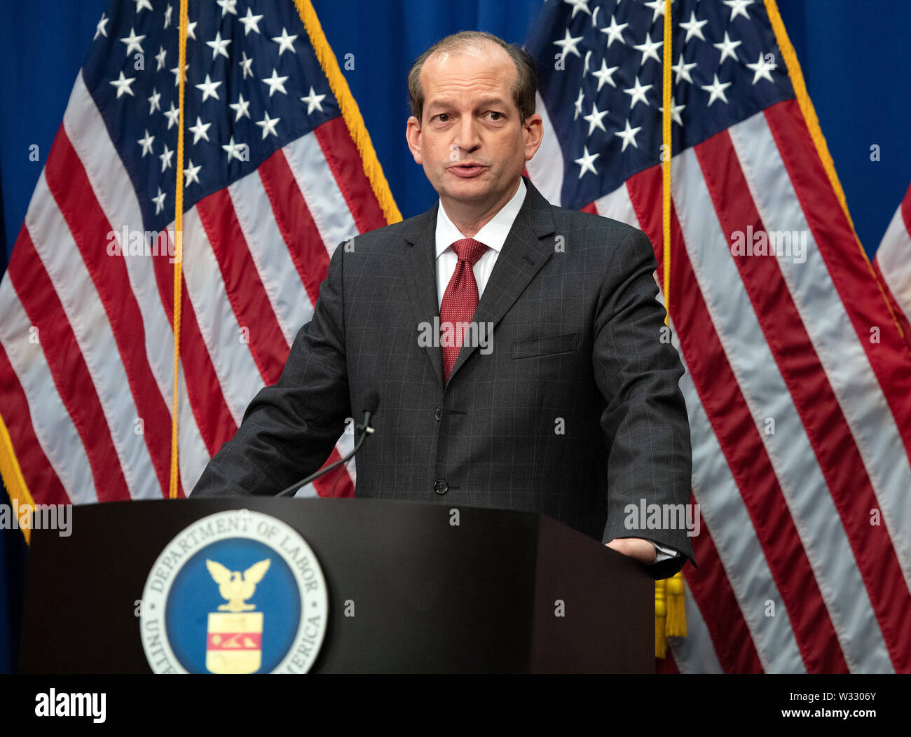 Secrétaire du Travail des États-Unis Alex Acosta tient une conférence de presse au Département du travail à Washington, DC le mercredi, Juillet 10, 2019. Il discutait ses poursuites contre Jeffrey Epstein en Floride en 2008. crédit : Ron Sachs/CNP (restriction : NO New York ou le New Jersey Journaux ou journaux dans un rayon de 75 km de la ville de New York) dans le monde entier d'utilisation | Banque D'Images