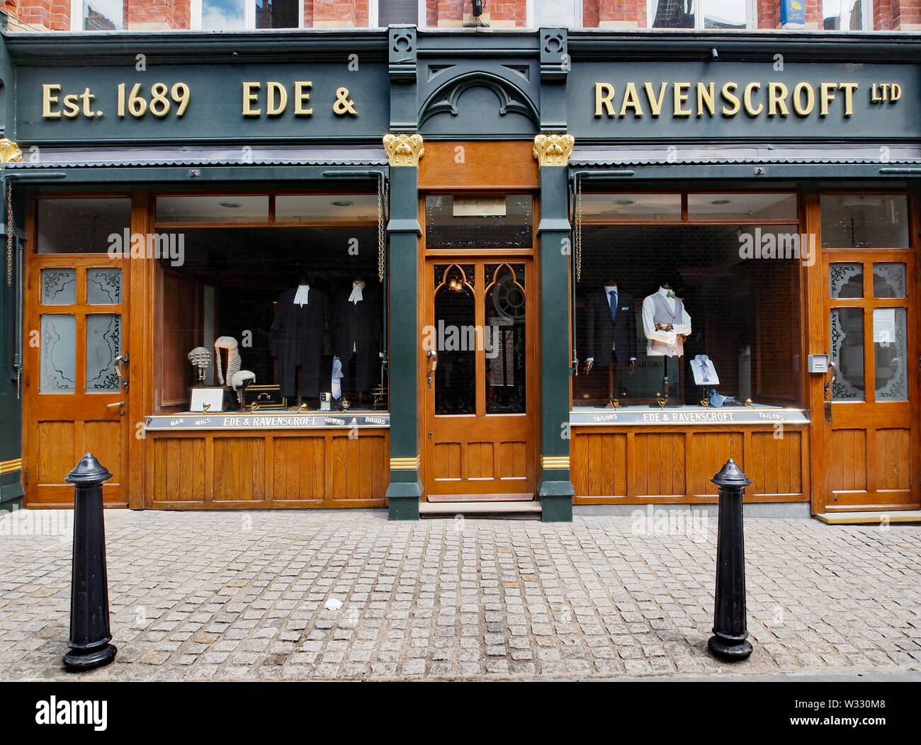 Londres, ANGLETERRE - AOÛT 2013 : Cette boutique historique près de la cour royale de Londres fournit robes perruques portés par les avocats et juges. Banque D'Images