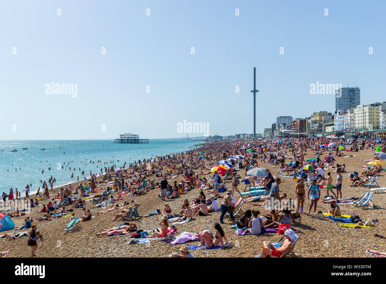 UK Juin 29th, 2019 La plage de Brighton, Brighton et Hove, East Sussex, Angleterre. Des milliers de personnes vous détendre sur la terrasse bien. Banque D'Images