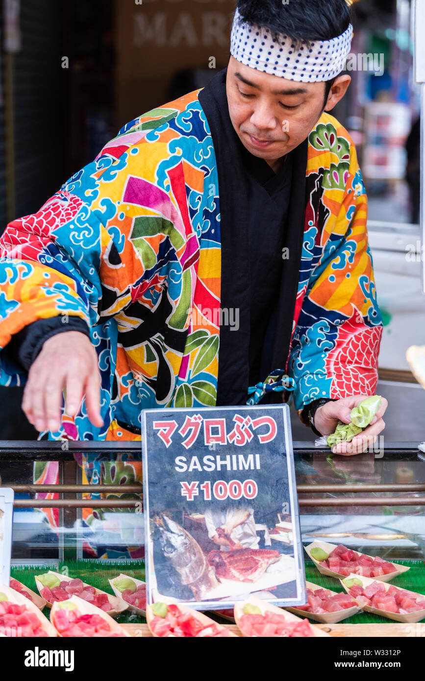Tokyo, Japon - 30 mars 2019 : marché de Tsukiji en extérieur à Ginza avec du thon et du vendeur vendeur wasabi sashimi homme travaillant sur l'affichage de détail Banque D'Images
