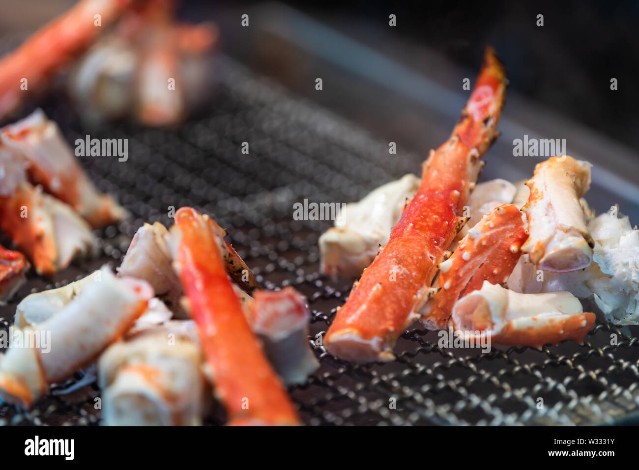 Tokyo, Japon dans l'alimentation de rue Marché aux poissons Tsukiji à Ginza avec affichage gros plan macro de jambes de homard sur la cuisson grill grille métallique Banque D'Images