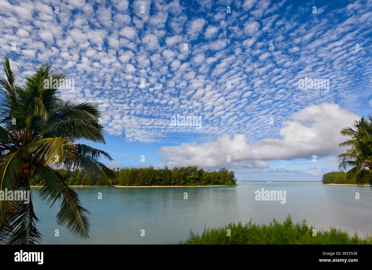 Superbe vue sur un ciel de maquereau Muri Beach et lagon, Rarotonga, îles Cook, Polynésie Française Banque D'Images