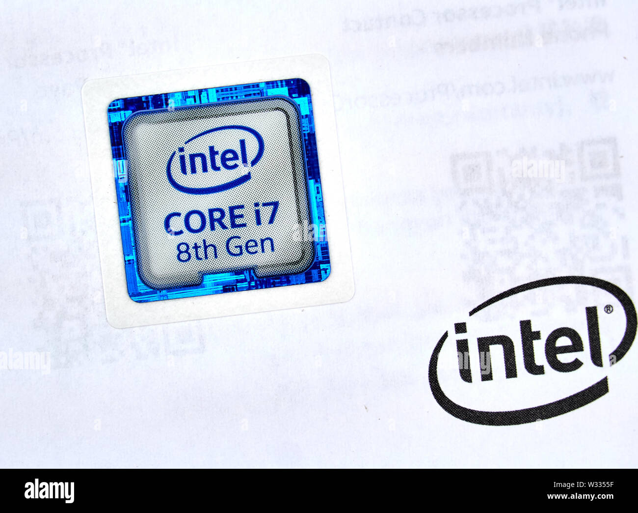 Montréal, Canada - le 8 décembre 2018 : le logo de l'étiquette Intel i7 8e génération CPU et imprimé le manuel. Intel est une société multinationale américaine un Banque D'Images