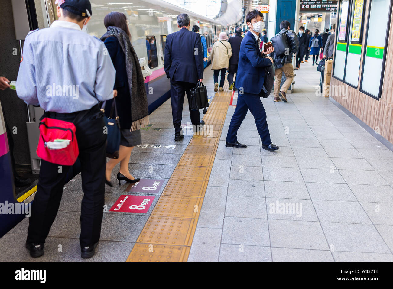 Tokyo, Japon - 4 Avril, 2019 : orchestre japonais sur la plate-forme de la gare de JR Shinjuku en train à grande vitesse Shinkansen a ouvert des portes avec les gens walkin Banque D'Images